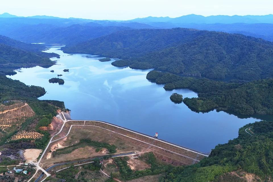 El lago se formó debido a la construcción de una presa de riego. Se trata de una de las mayores infraestructuras hidráulicas de la provincia, ubicada en una zona de cabecera de cuenca que es un área de conservación natural con ecosistema de selva tropical. El lago se formó debido a la construcción de una presa de riego. Se trata de una de las mayores infraestructuras hidráulicas de la provincia, ubicada en una zona de cabecera de cuenca que es un área de conservación natural con ecosistema de selva tropical.
