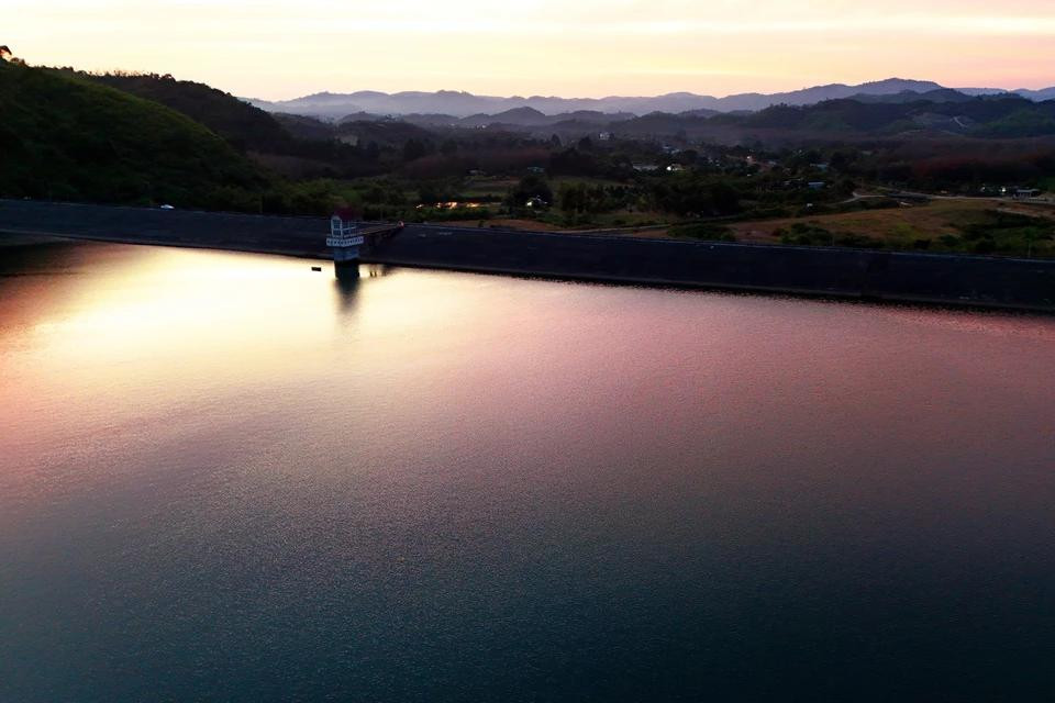 El atardecer sobre el corazón del lago Da Teh. El atardecer sobre el corazón del lago Da Teh.