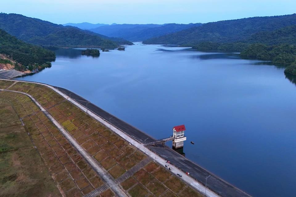 El lago tiene una superficie de aproximadamente 100 hectáreas, con una longitud de unos 10 kilómetros y el punto más ancho es de 400 metros, conteniendo 24 millones de metros cúbicos de agua. El lago tiene una superficie de aproximadamente 100 hectáreas, con una longitud de unos 10 kilómetros y el punto más ancho es de 400 metros, conteniendo 24 millones de metros cúbicos de agua.
