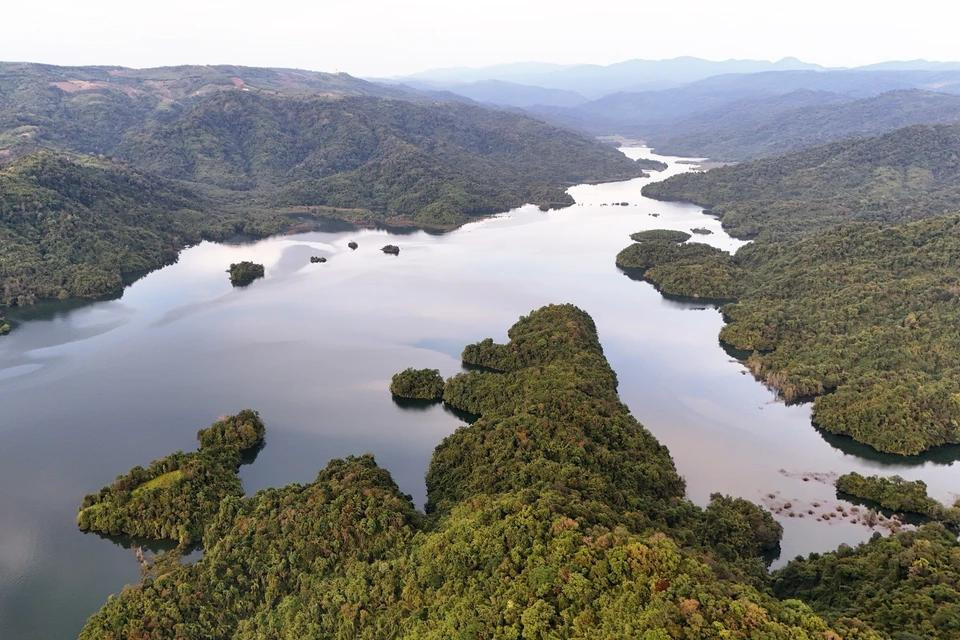 El embalse se convirtió en un sitio nacional en 2004. Bautizado con el nombre del río Da Teh, que en la lengua local de los Ma significa “agua caliente”, porque el agua de este río siempre es más cálida que la de otros. El embalse se convirtió en un sitio nacional en 2004. Bautizado con el nombre del río Da Teh, que en la lengua local de los Ma significa “agua caliente”, porque el agua de este río siempre es más cálida que la de otros.