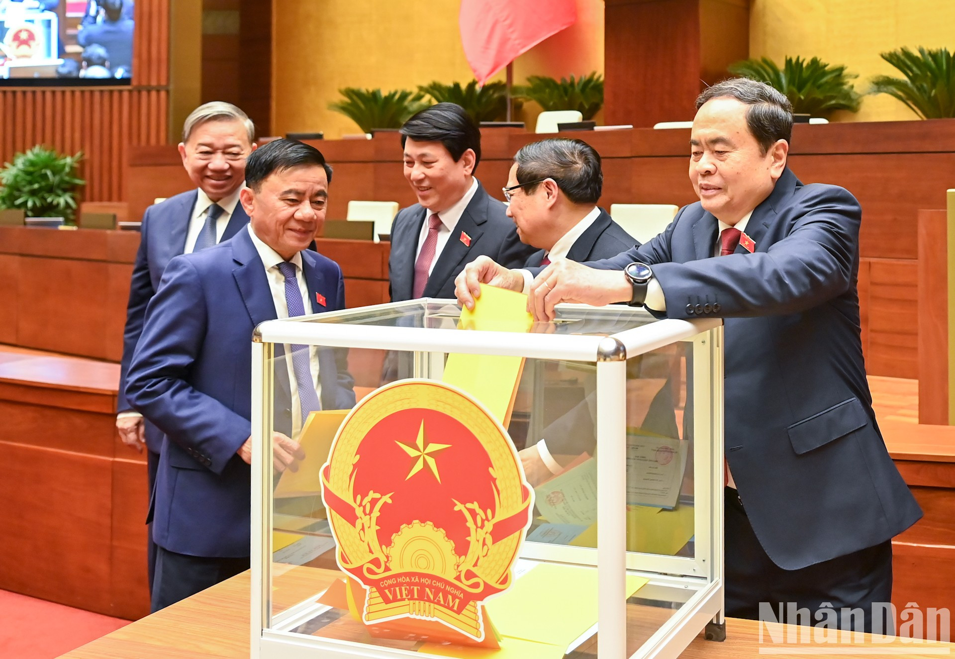 El presidente de la ANV, Tran Thanh Man, deposita su papeleta.