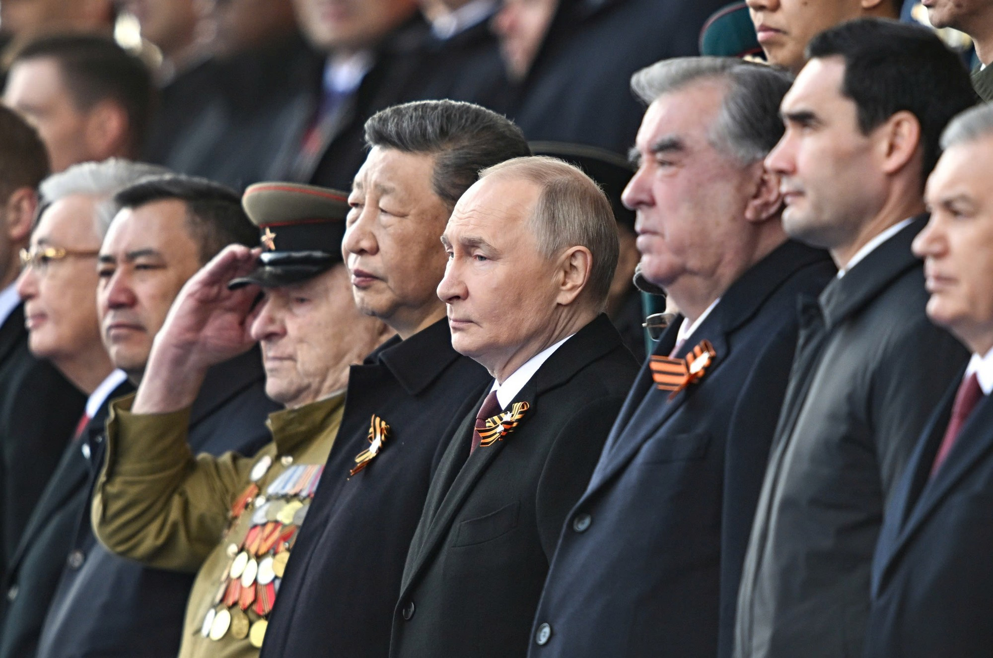 El presidente de Rusia, Vladimir Putin; el secretario general del Partido Comunista y presidente de China, Xi Jinping, y otros dirigentes en la ceremonia. El presidente de Rusia, Vladimir Putin; el secretario general del Partido Comunista y presidente de China, Xi Jinping, y otros dirigentes en la ceremonia.