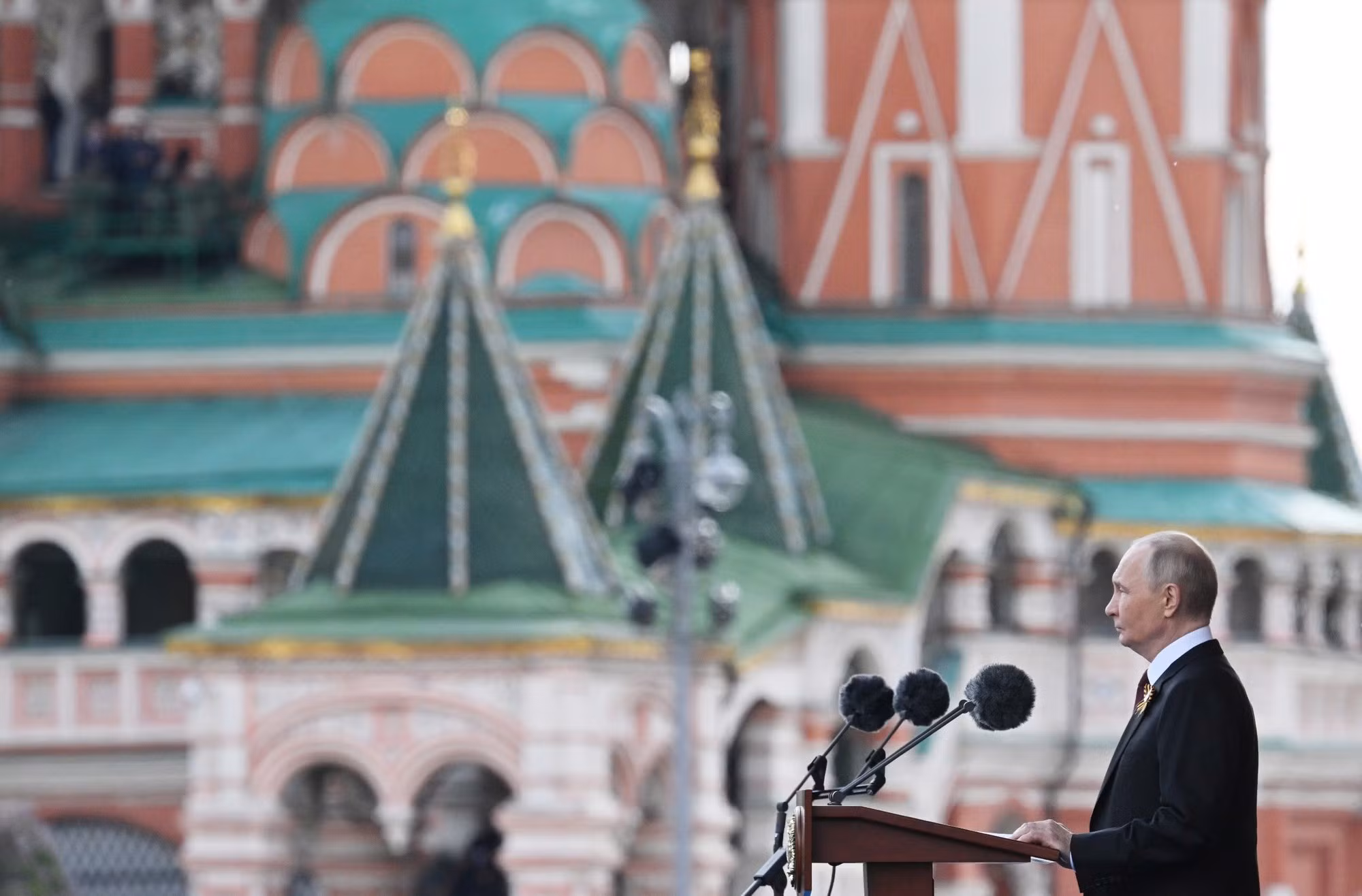 En el discurso inaugural, el presidente Vladimir Putin destaca la histórica significación de la victoria de hace 80 años y el espíritu de solidaridad contra el fascismo.