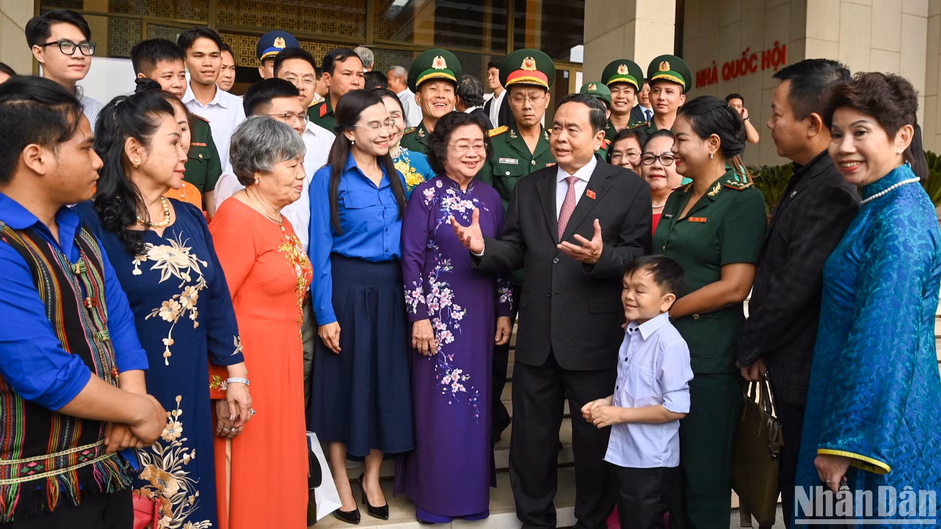 [Foto] Dirigente parlamentario de Vietnam se reúne con merecedores del Premio Vu A Dinh