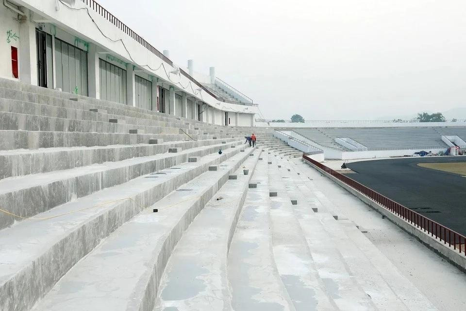 El interior del estadio ya cuenta con césped, pista perimetral, panel electrónico y está en proceso de instalación de asientos. El interior del estadio ya cuenta con césped, pista perimetral, panel electrónico y está en proceso de instalación de asientos.