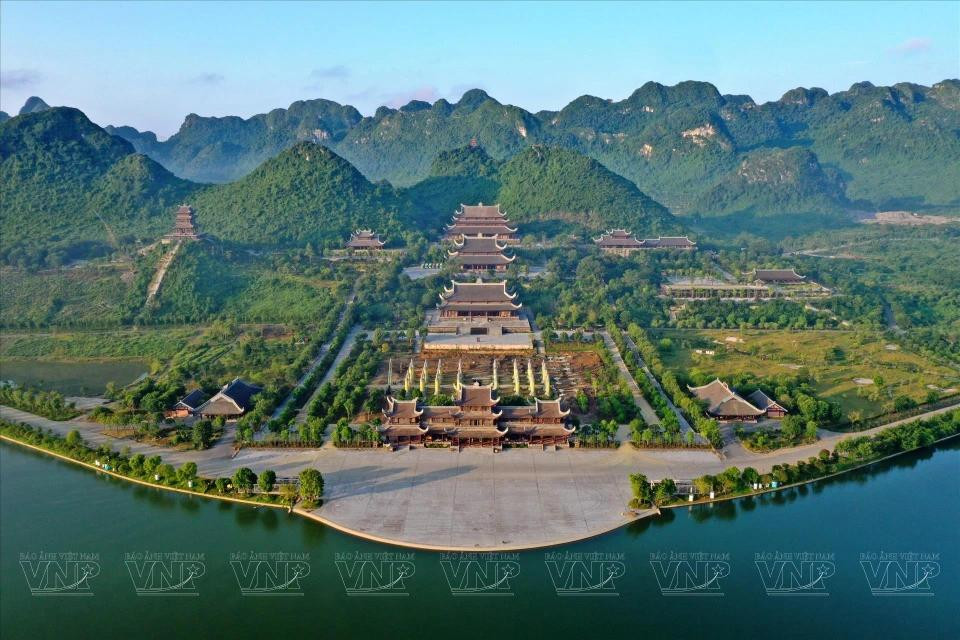 La fachada principal de la pagoda da al gran lago.