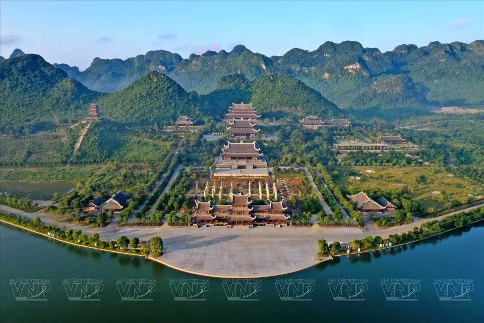 La fachada principal de la pagoda da al gran lago.