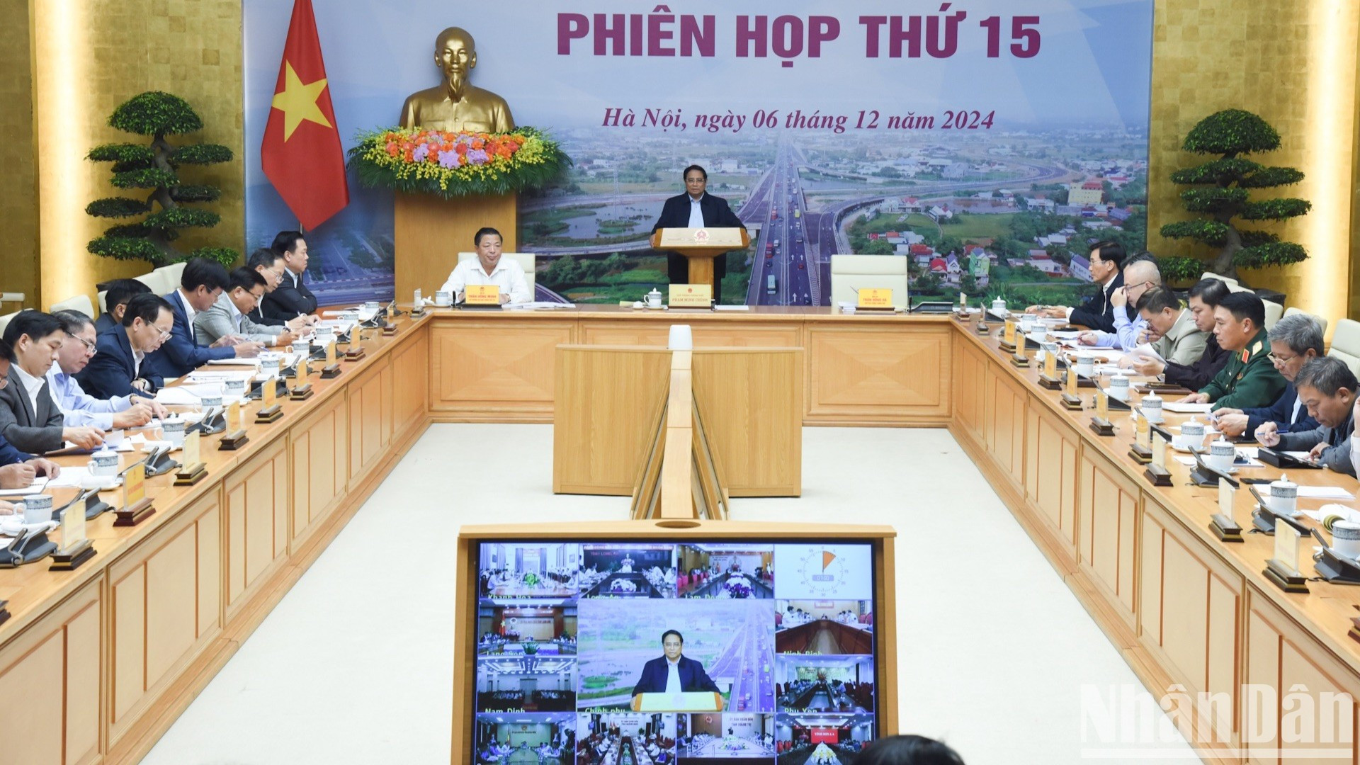Panorama de la reunión en la sede del Gobierno, en Hanói. Panorama de la reunión en la sede del Gobierno, en Hanói.