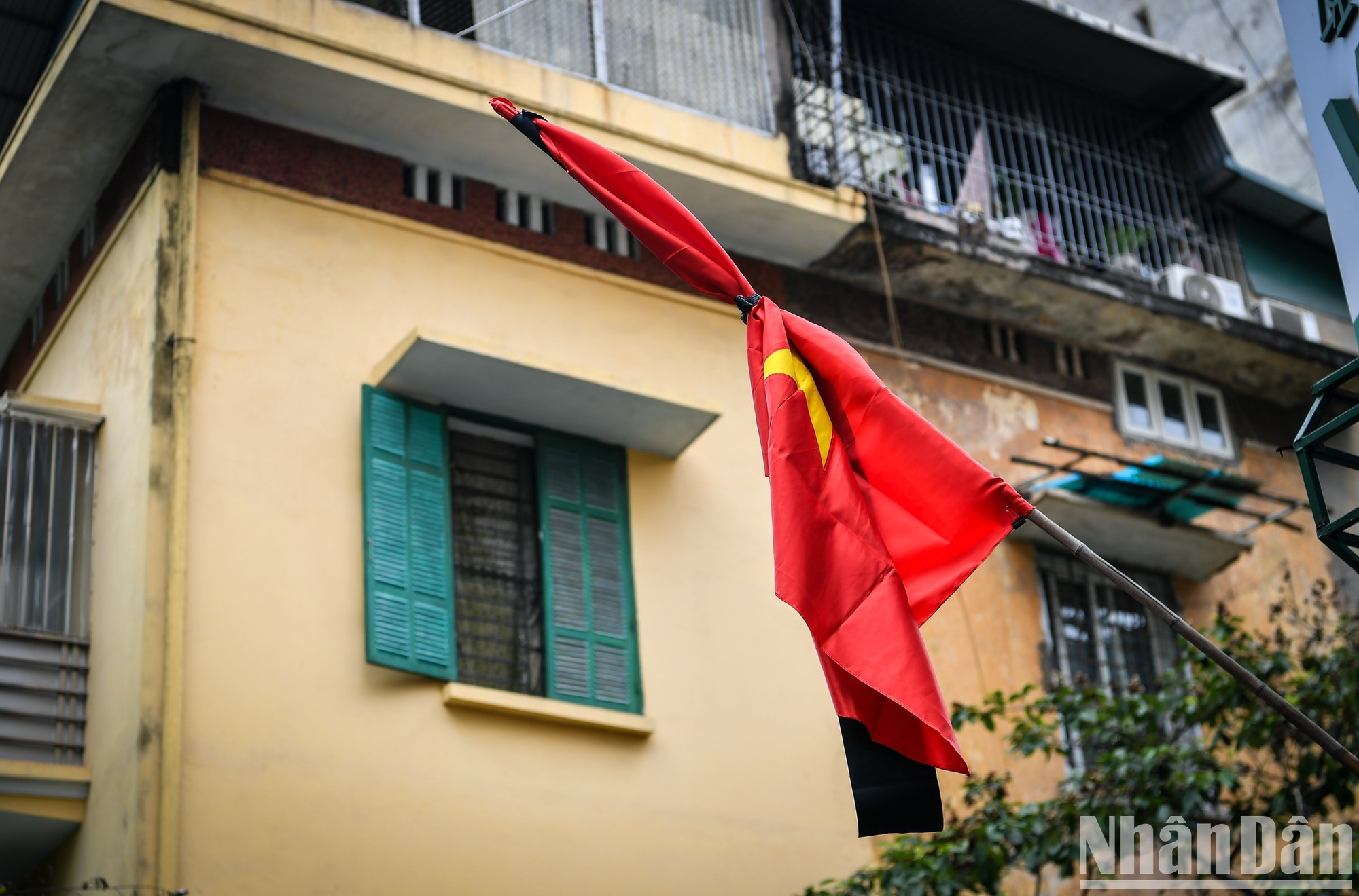 La imagen de bandera nacional a media asta prevalece en muchos rincones del casco antiguo. La imagen de bandera nacional a media asta prevalece en muchos rincones del casco antiguo.
