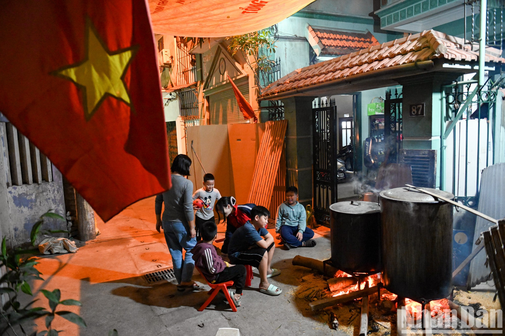 En un callejón partido de la calle de Vu Tong Phan, la familia de Tuyen se reúne para disfrutar de la singular tradición del Año Nuevo Lunar. En un callejón partido de la calle de Vu Tong Phan, la familia de Tuyen se reúne para disfrutar de la singular tradición del Año Nuevo Lunar.