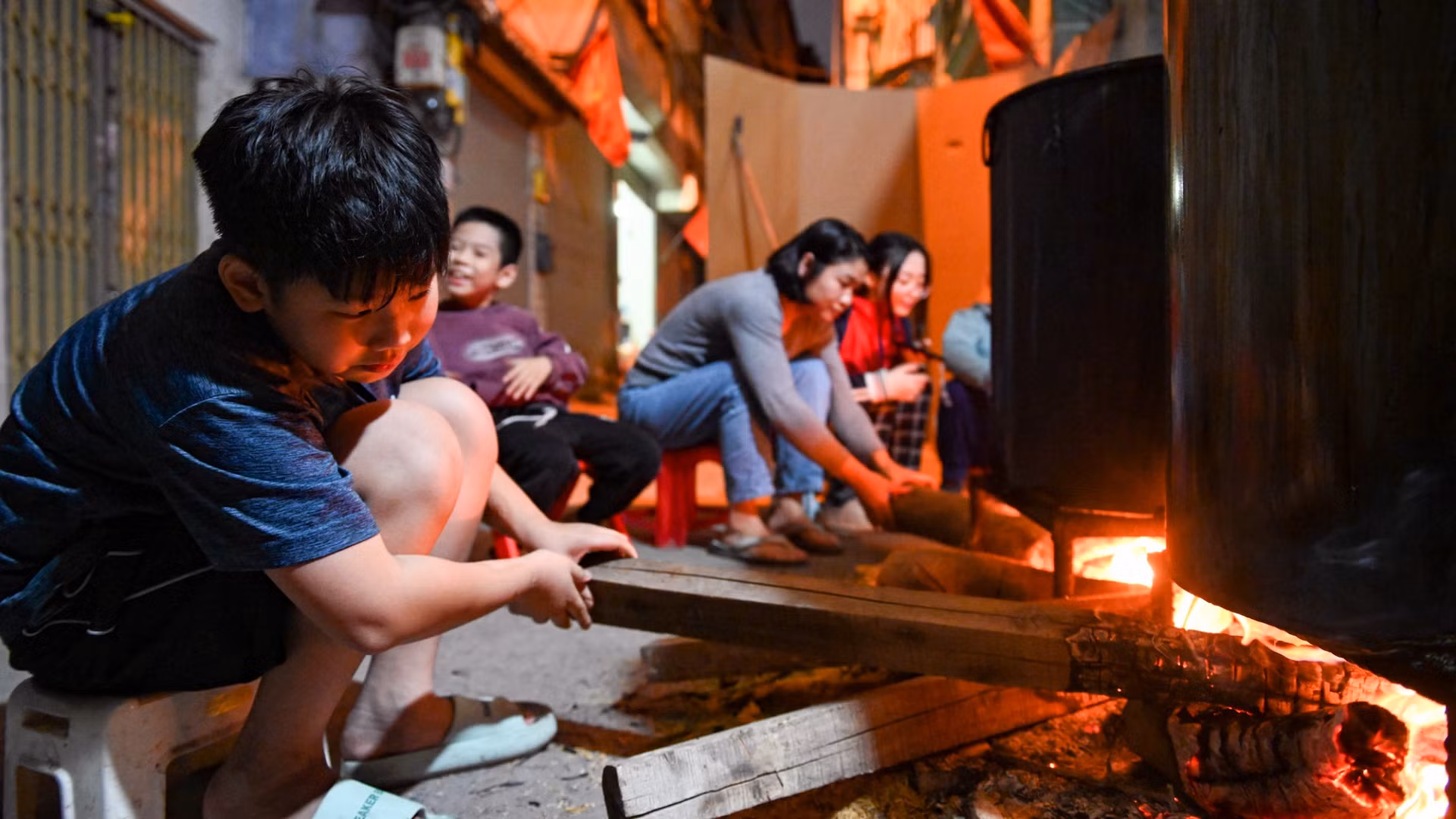 [Foto] Familias vietnamitas conservan costumbre de elaboración de “banh chung” en saludo al Año Nuevo Lunar