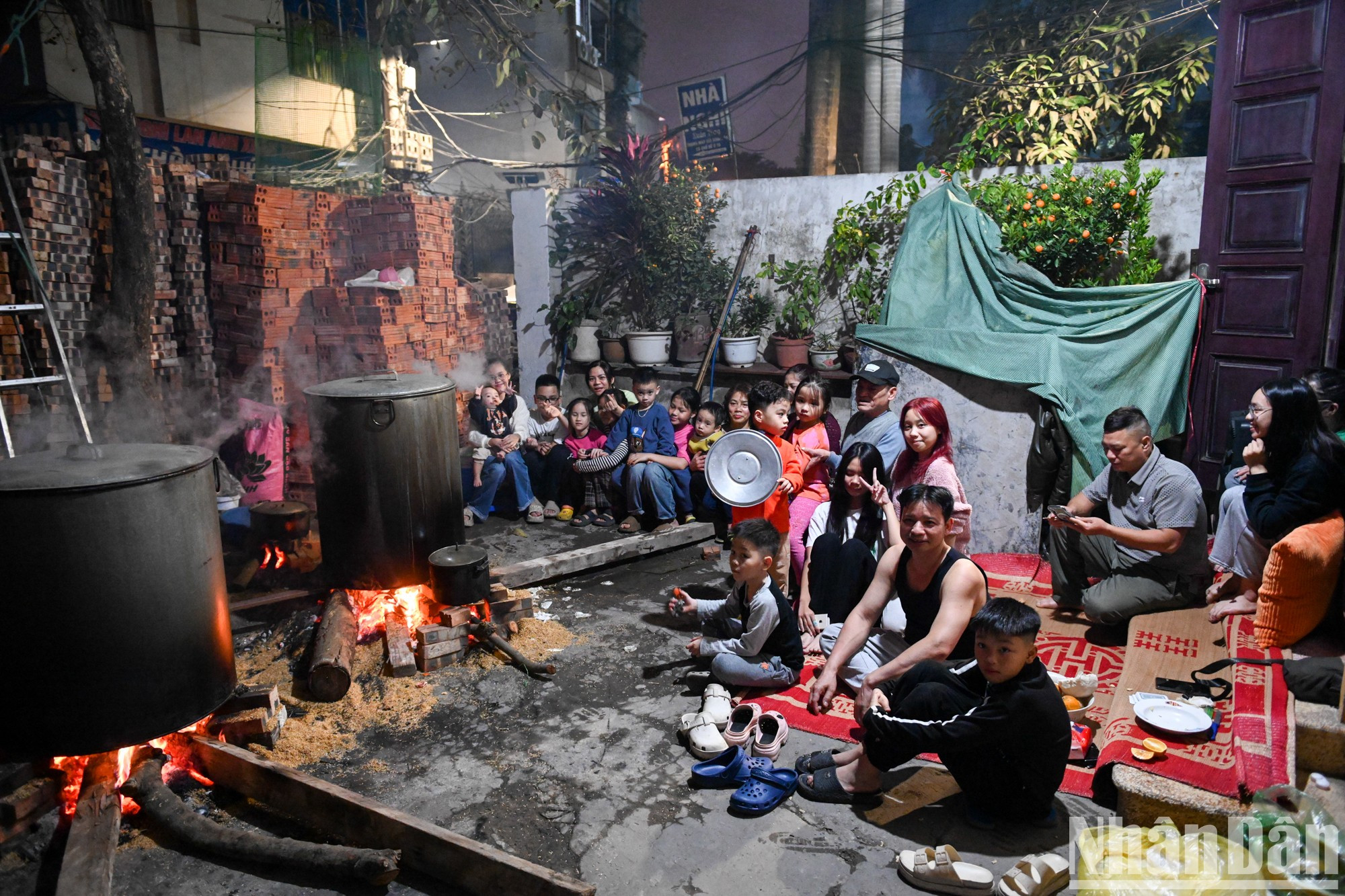 Aunque pueden comprarlos en cualquier tienda, muchas familias consideran incompleto el Tet sin elaborar sus propios “banh chung”. Aunque pueden comprarlos en cualquier tienda, muchas familias consideran incompleto el Tet sin elaborar sus propios “banh chung”.