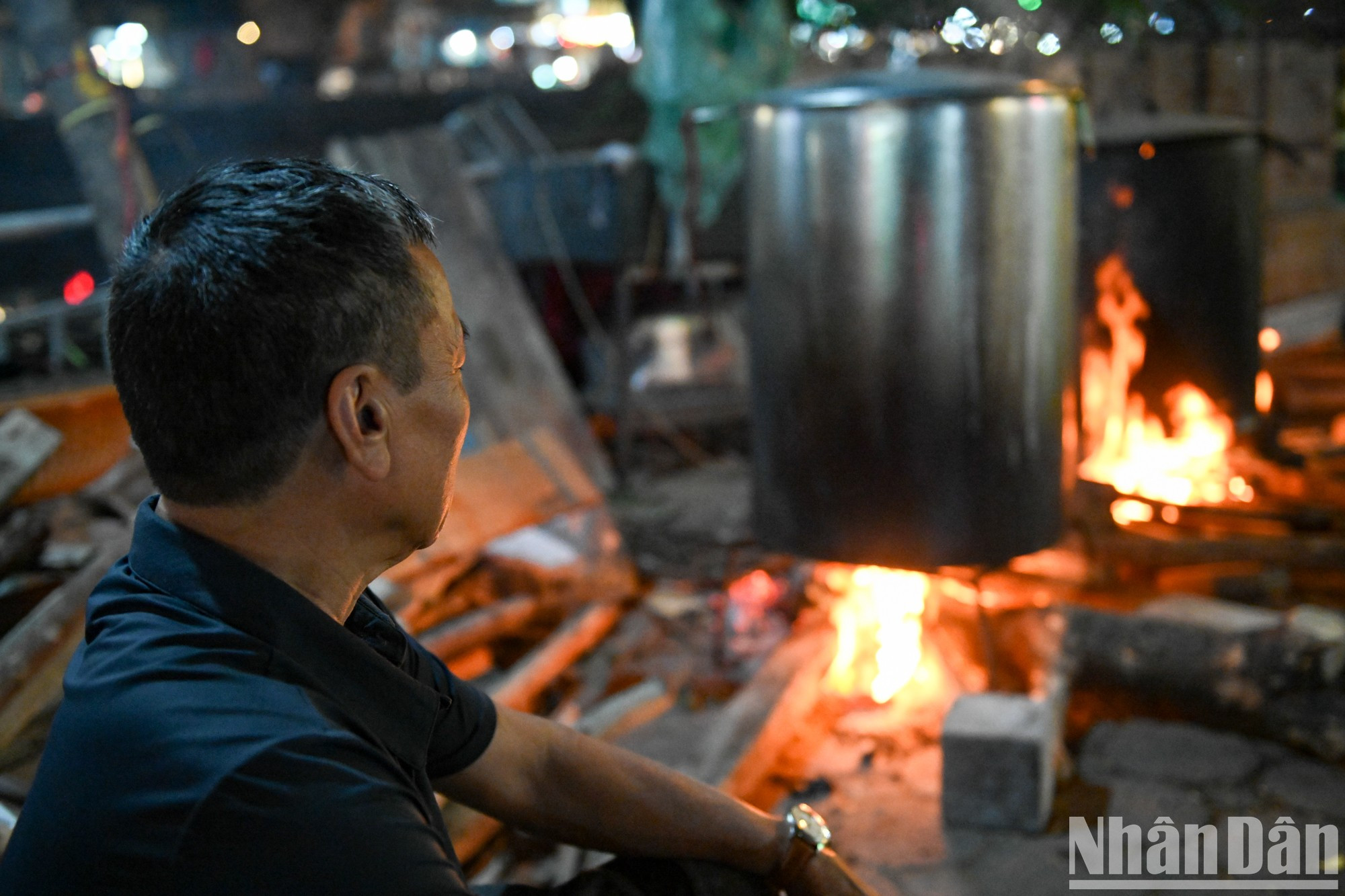 Según Han, residente de 64 años en la calle de Khuong Dinh (distrito de Thanh Xuan), este año su familia pasa cinco días elaborando el manjar desde el 25 de diciembre lunar (24 de enero gregoriano). Los productos finales se regalan en su mayoría a miembros de la familia y vecinos. Según Han, residente de 64 años en la calle de Khuong Dinh (distrito de Thanh Xuan), este año su familia pasa cinco días elaborando el manjar desde el 25 de diciembre lunar (24 de enero gregoriano). Los productos finales se regalan en su mayoría a miembros de la familia y vecinos.