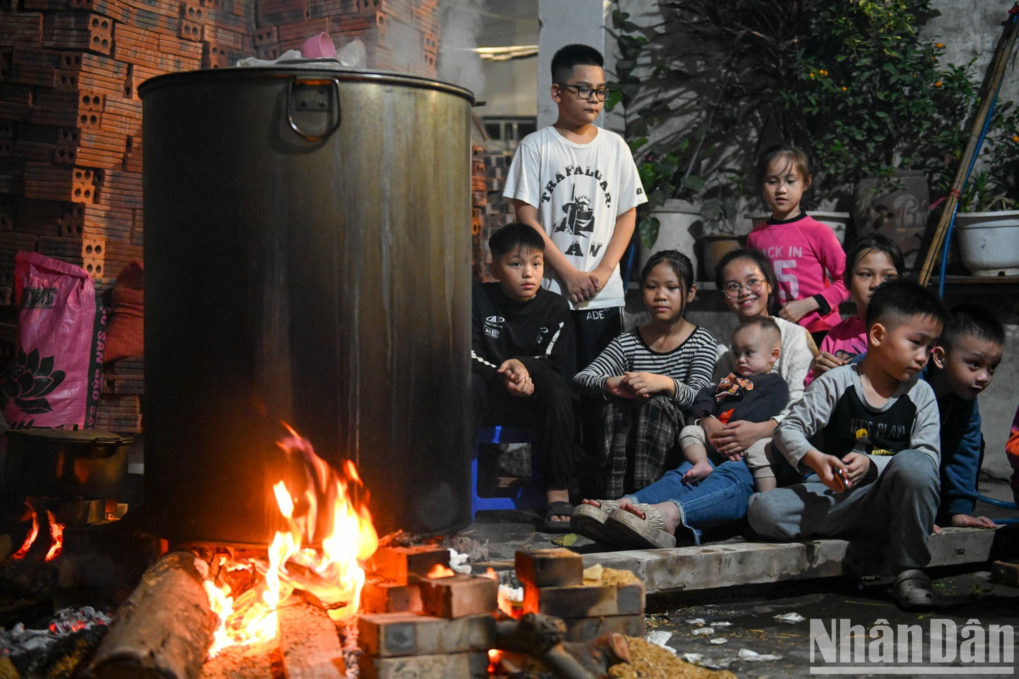 En otro callejón del distrito de Thanh Xuan, la familia de tres generaciones de Hong Tam aguarda con ansias los pasteles tradicionales. En otro callejón del distrito de Thanh Xuan, la familia de tres generaciones de Hong Tam aguarda con ansias los pasteles tradicionales.