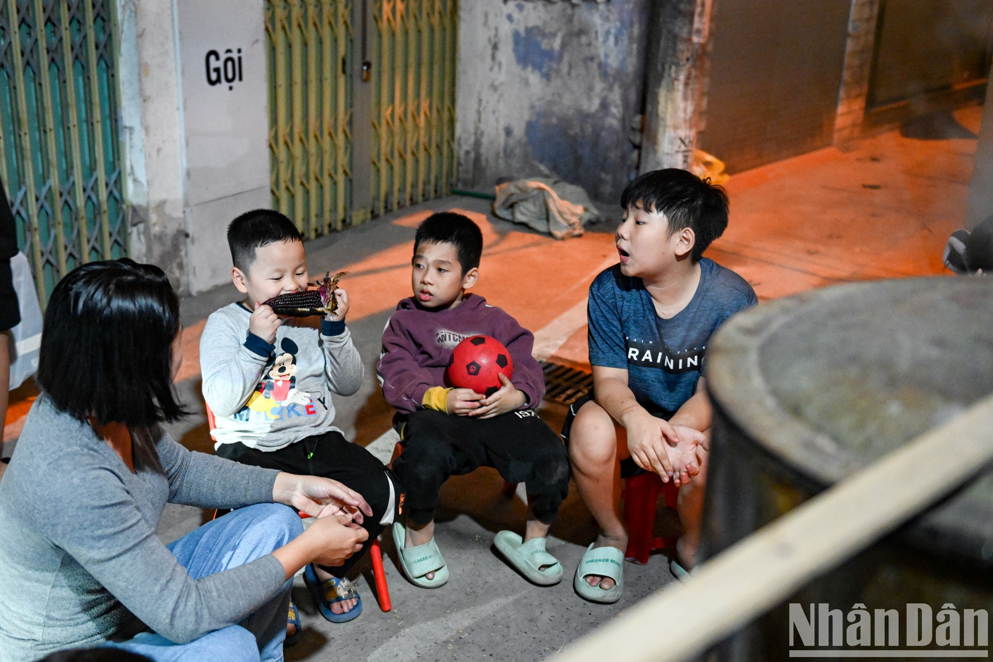 Según Tuyen, la elaboración de “banh chung” se practica desde antes de que ella se convirtiera en nuera de la familia. Se trata de la única ocasión en la que se juntan todos los miembros. Según Tuyen, la elaboración de “banh chung” se practica desde antes de que ella se convirtiera en nuera de la familia. Se trata de la única ocasión en la que se juntan todos los miembros.