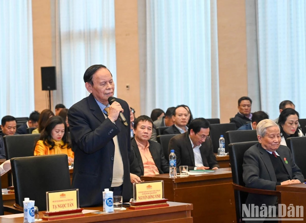 Un veterano periodista habla en la reunión.