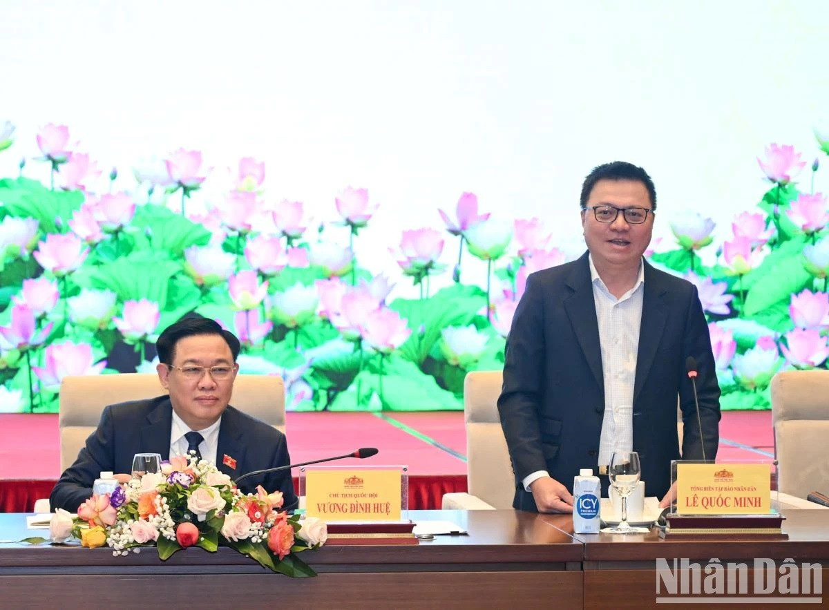 El presidente-editor del periódico Nhan Dan, Le Quoc Minh, interviene en la cita.