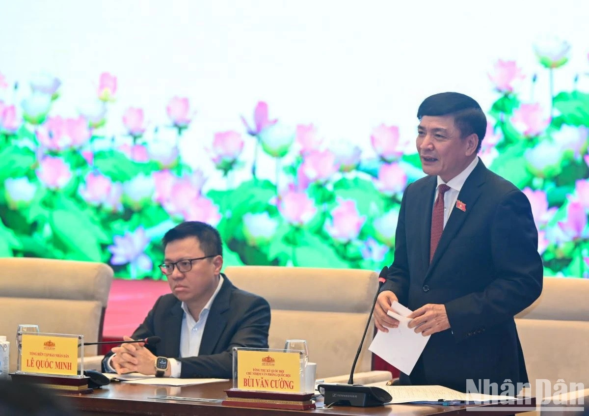 El secretario general y jefe de la Oficina Parlamentaria, Bui Van Cuong, interviene en la cita.