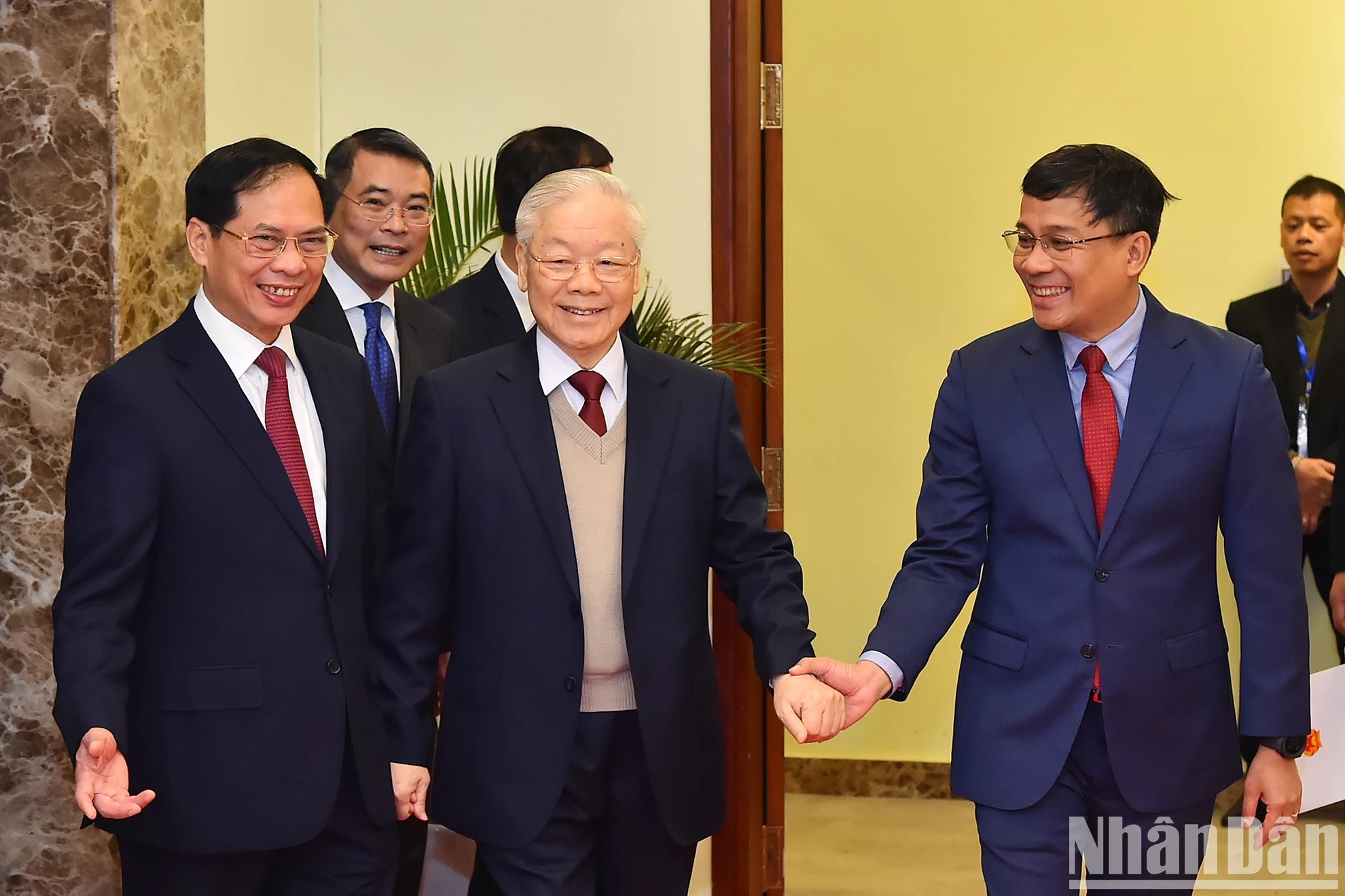 Dirigentes del Ministerio de Relaciones Exteriores reciben al secretario general Nguyen Phu Trong en la sesión inaugural de la conferencia. Dirigentes del Ministerio de Relaciones Exteriores reciben al secretario general Nguyen Phu Trong en la sesión inaugural de la conferencia.