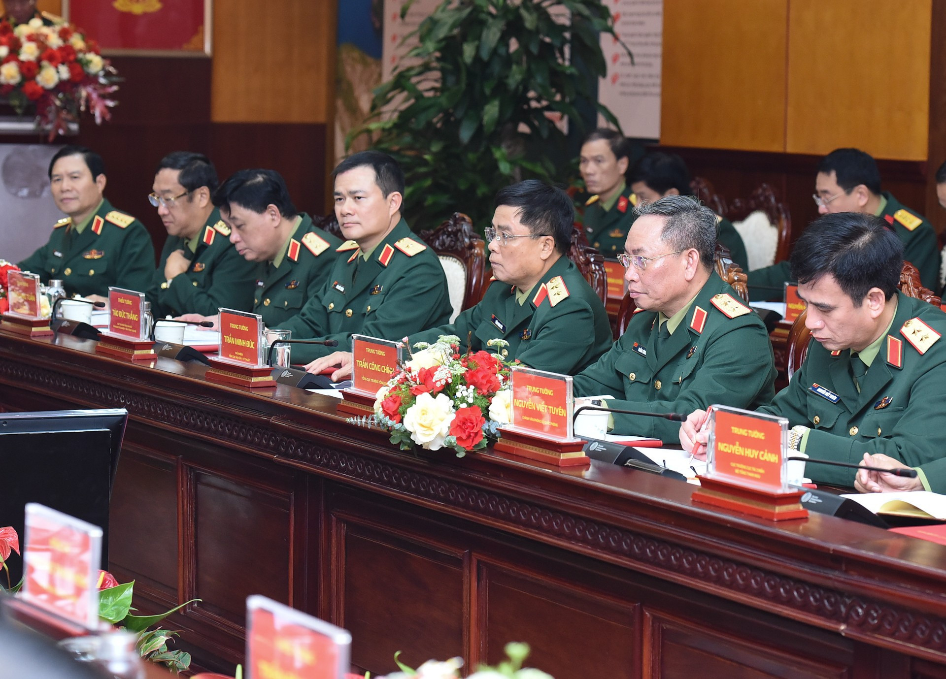 Ejecutivos del Ministerio de Defensa y del grupo Viettel en la cita. Ejecutivos del Ministerio de Defensa y del grupo Viettel en la cita.