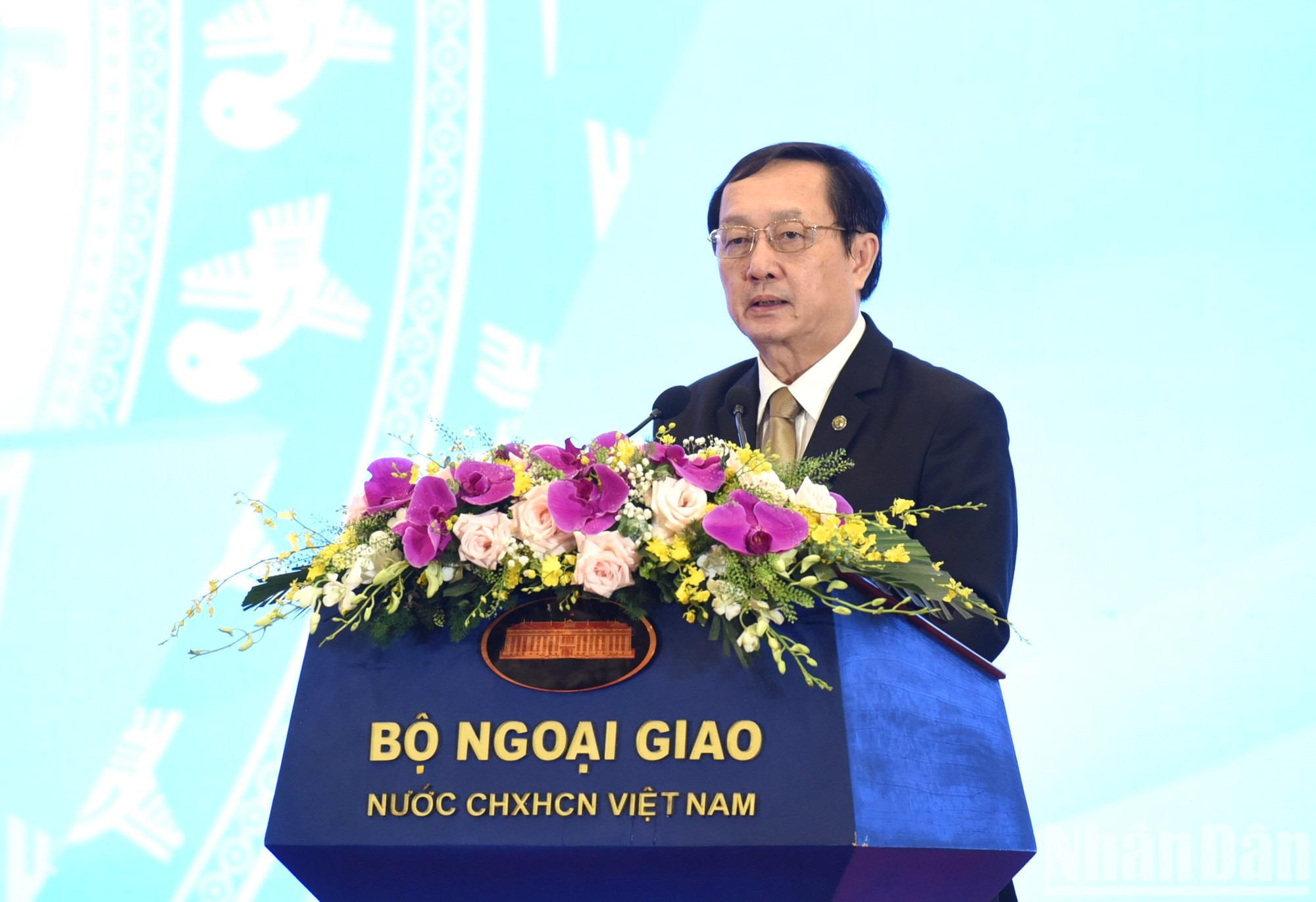 El ministro de Ciencia y Tecnología, Huynh Thanh Dat, expone una ponencia sobre la estrategia de ese sector y de innovación hasta 2030 y la participación de la comunidad vietnamita en el extranjero.