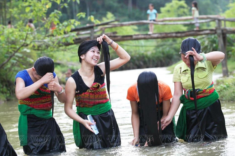 Cuando la luz del sol se pone poco a poco, todos los habitantes en la aldea se reúnen en el arroyo para limpiar sus cuerpos, relajarse, charlar y fortalecer los lazos de vecindad. Cuando la luz del sol se pone poco a poco, todos los habitantes en la aldea se reúnen en el arroyo para limpiar sus cuerpos, relajarse, charlar y fortalecer los lazos de vecindad.