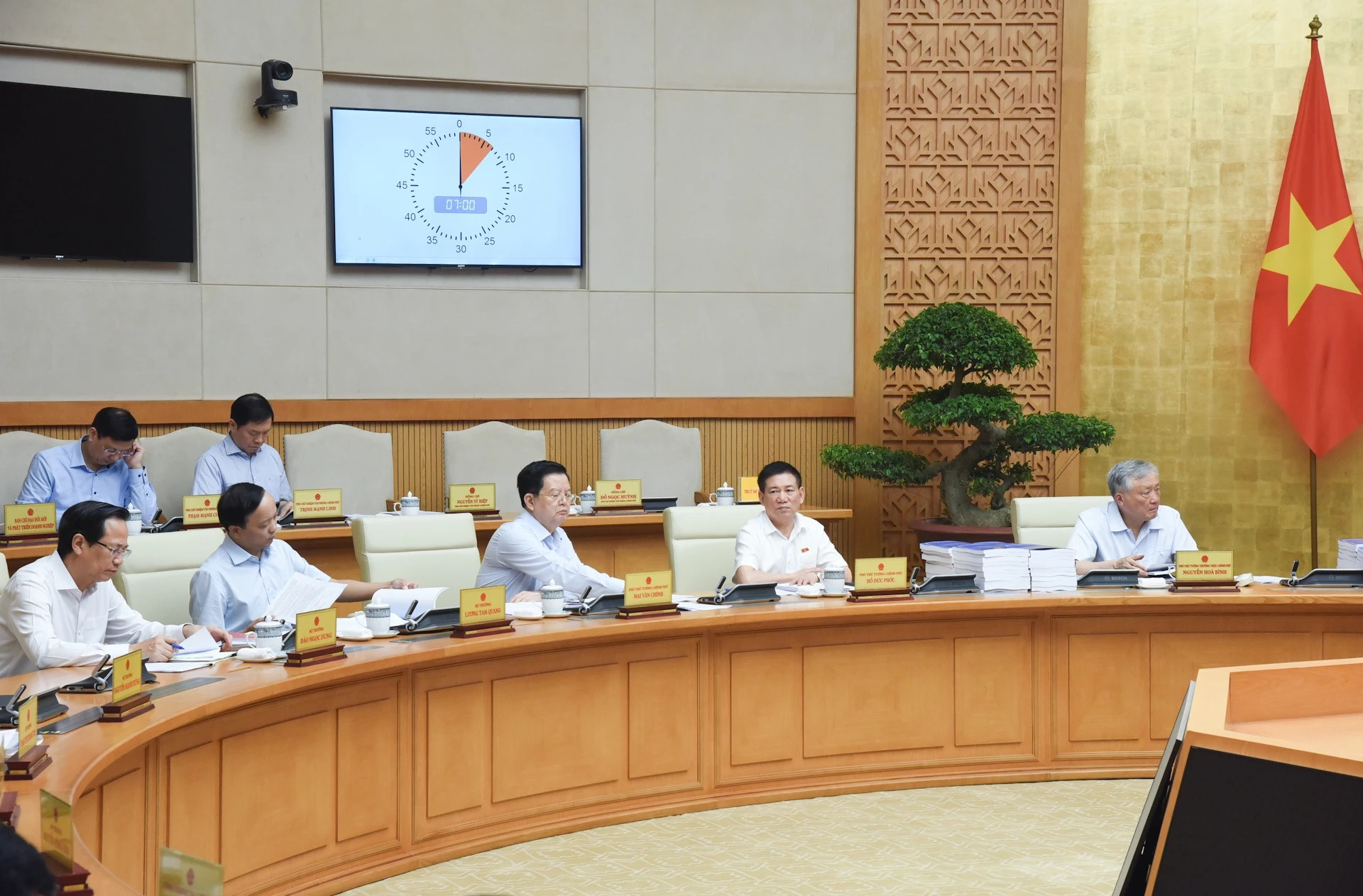 Los vice primeros ministros y otros miembros del Gobierno.