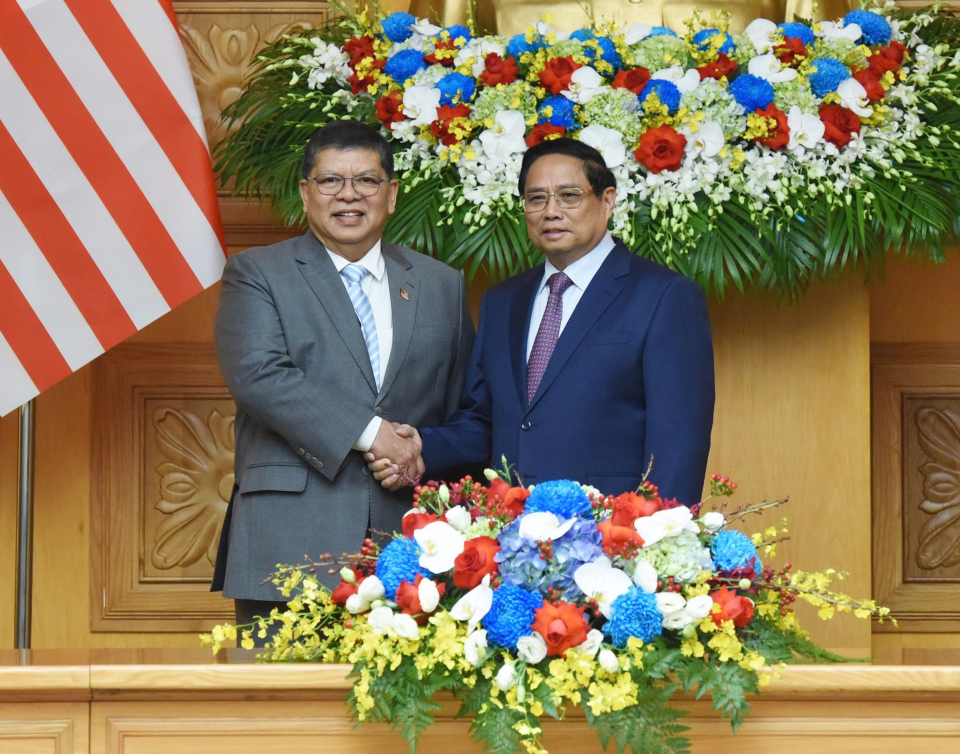 El primer ministro de Vietnam, Pham Minh Chinh, recibe al presidente de la Cámara de Representantes de Malasia, Tan Sri Dato’ Johari Bin Abdul.