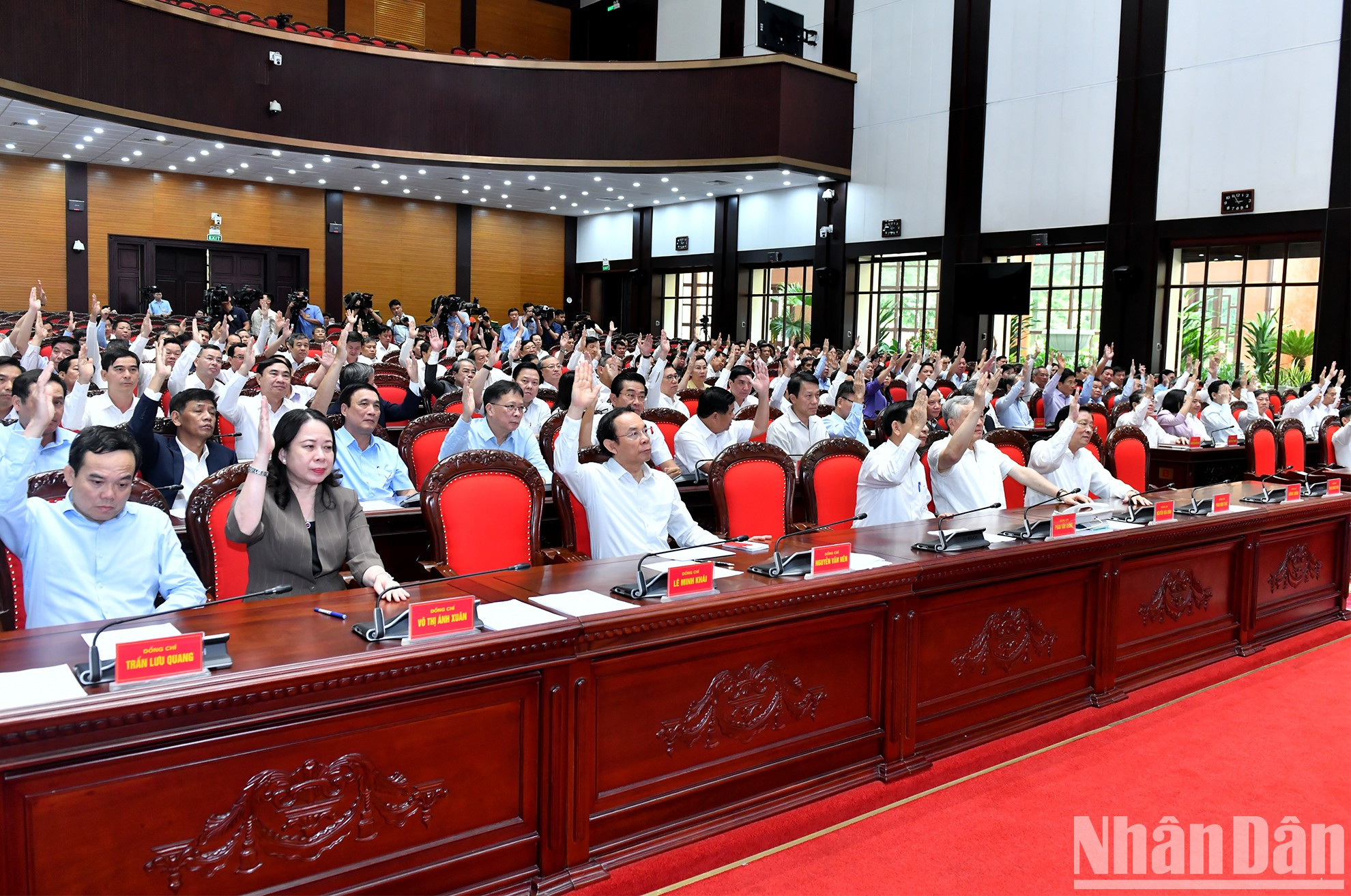 Los delegados votan en la sesión.