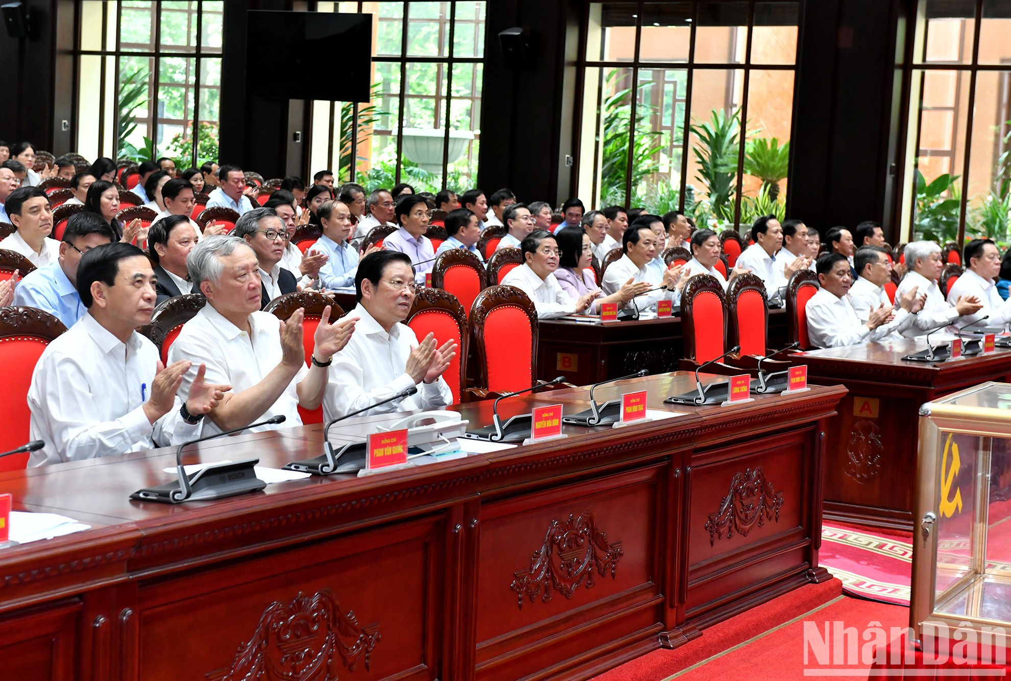 Los delegados al pleno del órgano rector del PCV, efectuado en Hanói.