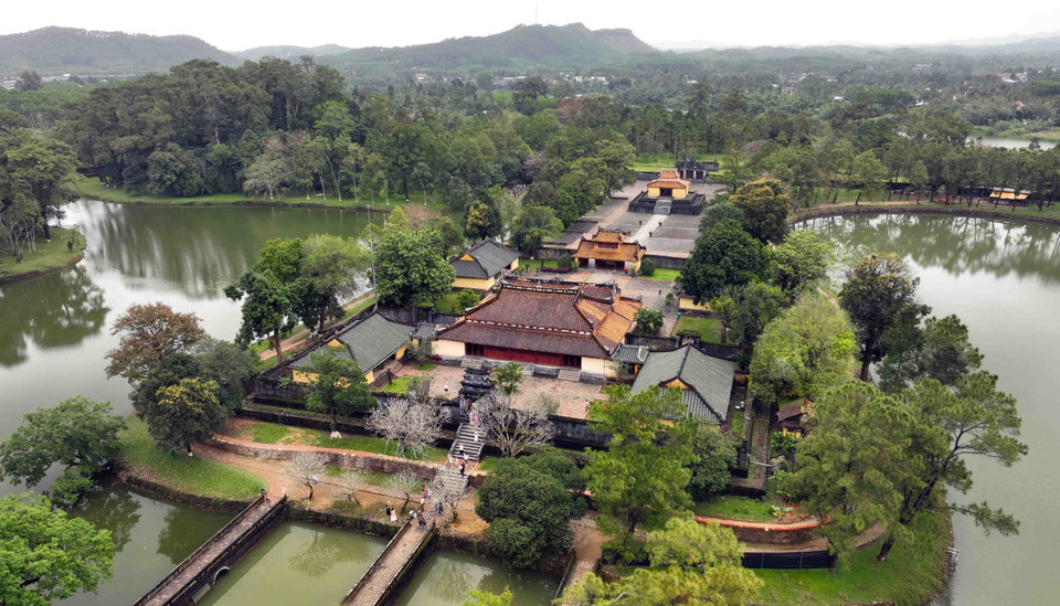 La tumba del rey Minh Mang (Hieu Lang), construida por el rey Thieu Tri de la dinastía Nguyen, está ubicada en la montaña Cam Ke, aldea de An Bang, barrio de Long Ho, distrito de Phu Xuan, ciudad de Hue. Es una de las obras arquitectónicas más majestuosas y emblemáticas de la dinastía Nguyen y atrae a muchos turistas durante su recorrido por la urbe. La tumba del rey Minh Mang (Hieu Lang), construida por el rey Thieu Tri de la dinastía Nguyen, está ubicada en la montaña Cam Ke, aldea de An Bang, barrio de Long Ho, distrito de Phu Xuan, ciudad de Hue. Es una de las obras arquitectónicas más majestuosas y emblemáticas de la dinastía Nguyen y atrae a muchos turistas durante su recorrido por la urbe.
