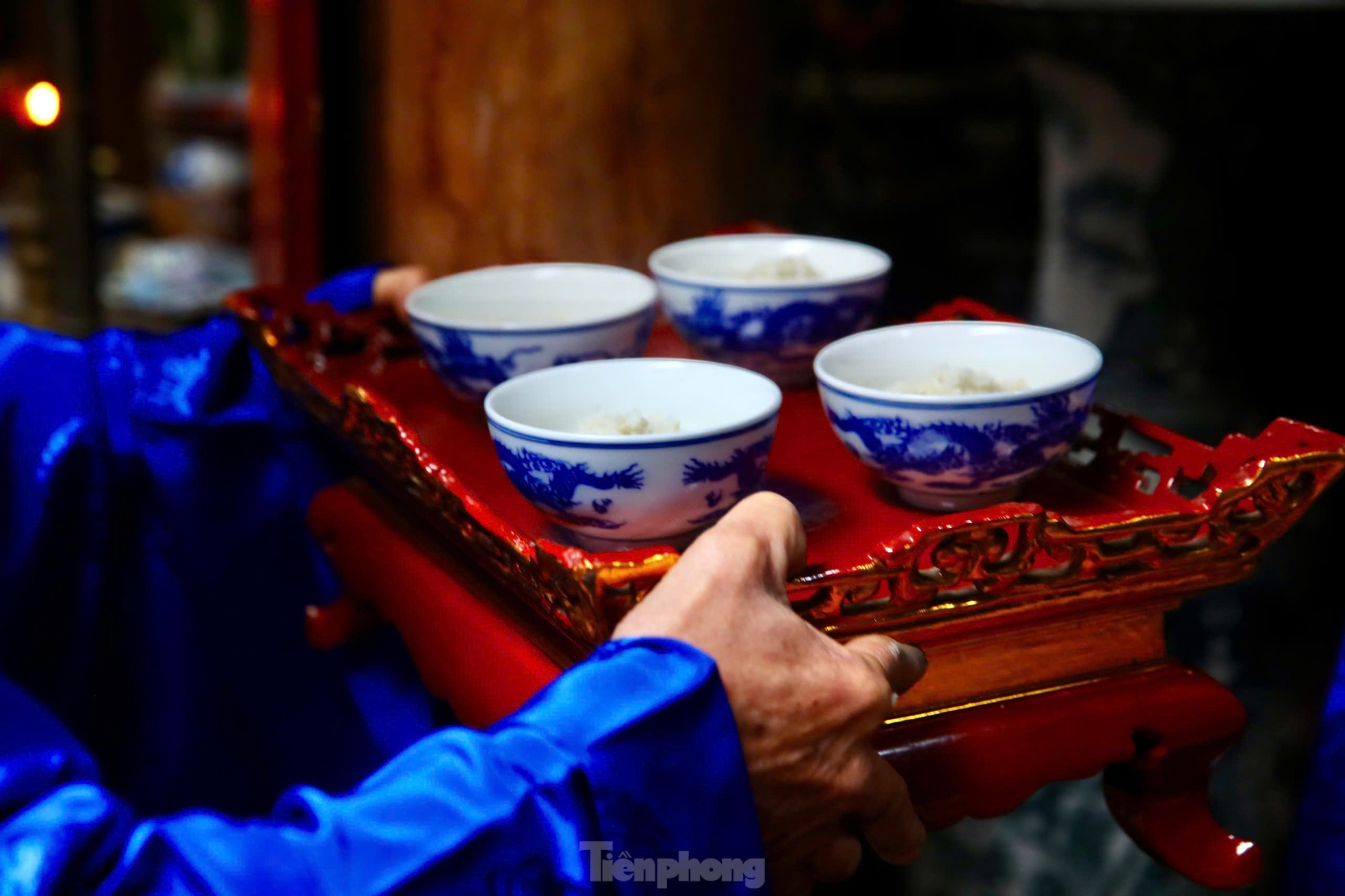 Los miembros del jurado colocan el arroz cocido por los cuatro equipos en el altar dedicado al dios tutelar de la aldea. Una vez sabido cuál es la olla ganadora, todos intentarán comer una ración en la creencia de que así tendrán fortuna en el Año Nuevo.