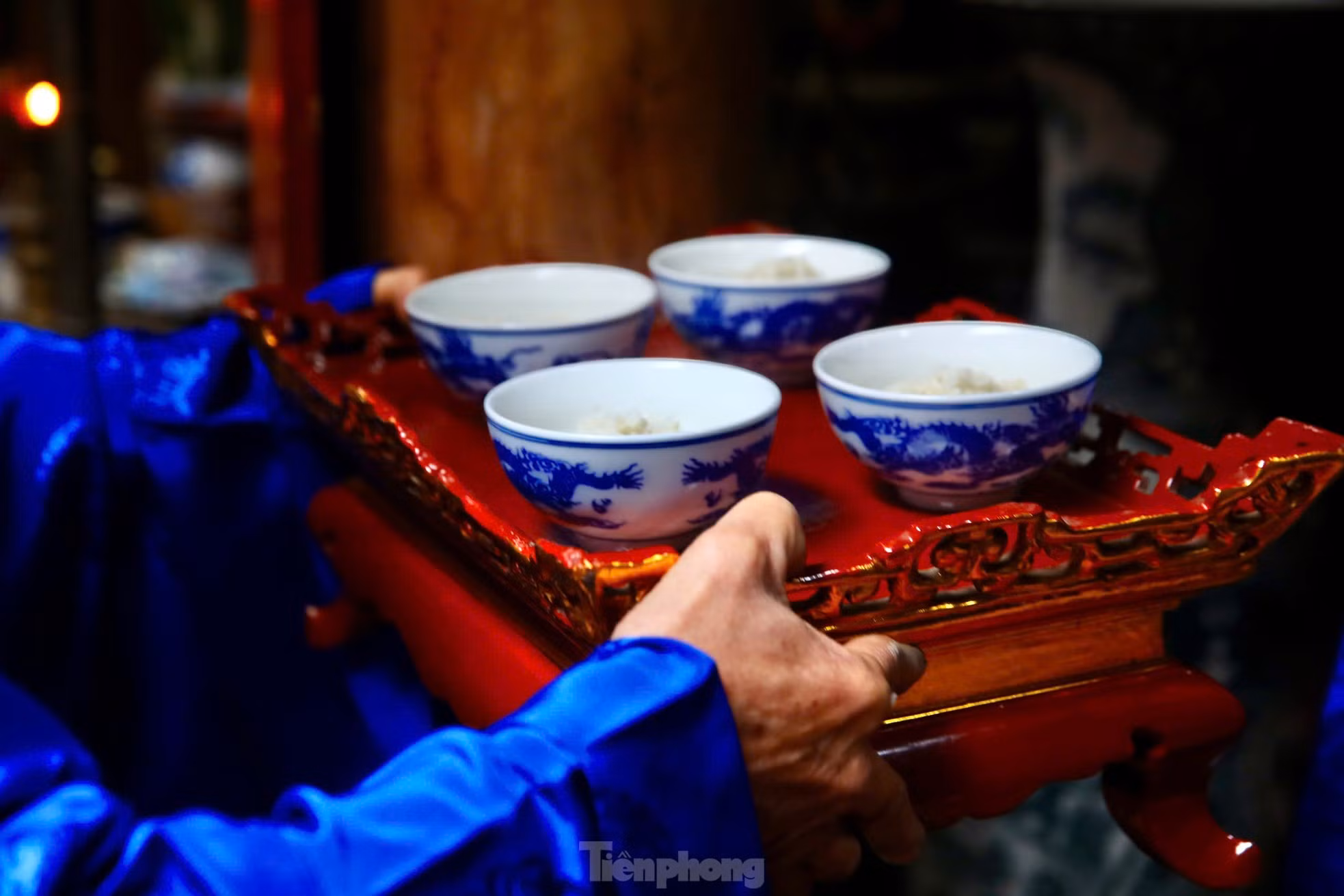 Los miembros del jurado colocan el arroz cocido por los cuatro equipos en el altar dedicado al dios tutelar de la aldea. Una vez sabido cuál es la olla ganadora, todos intentarán comer una ración en la creencia de que así tendrán fortuna en el Año Nuevo.