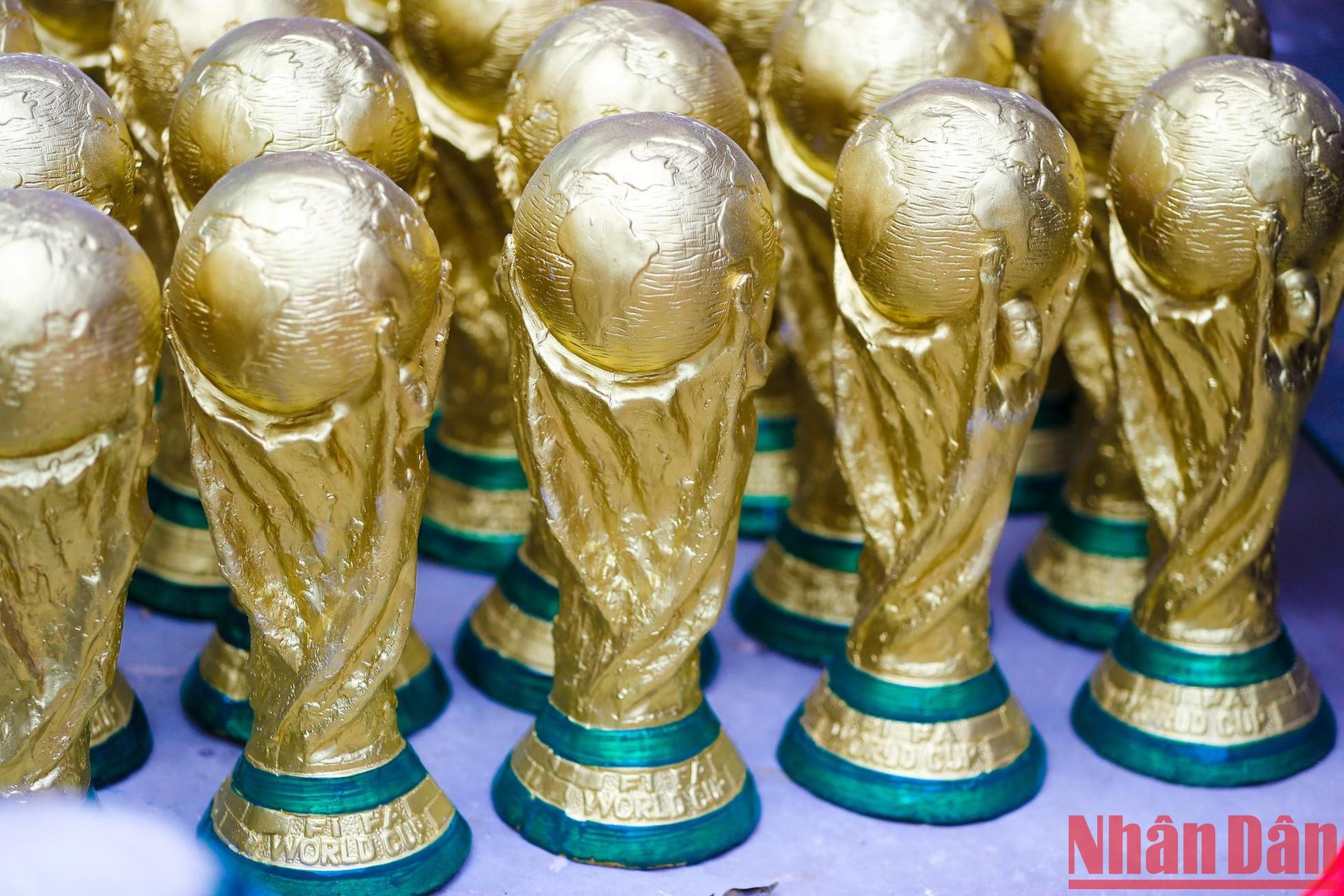 Cada trofeo pesa de 0,7 a 1,2 kilógramos y cuesta de 2,82 a cuatro dólares.