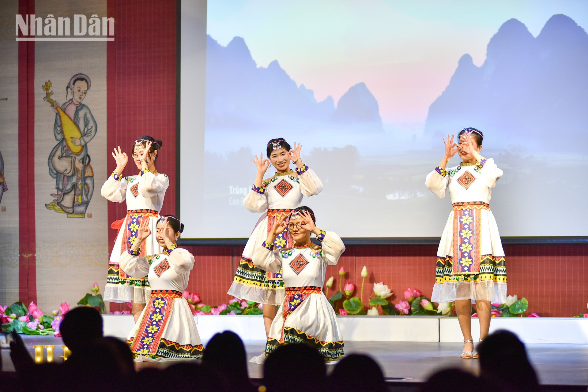 El diplomático mostró su esperanza de que los jóvenes compatriotas acompañen a la Patria en el cumplimiento de los objetivos nacionales, además de contribuir a fomentar las relaciones entre Vietnam y Francia.