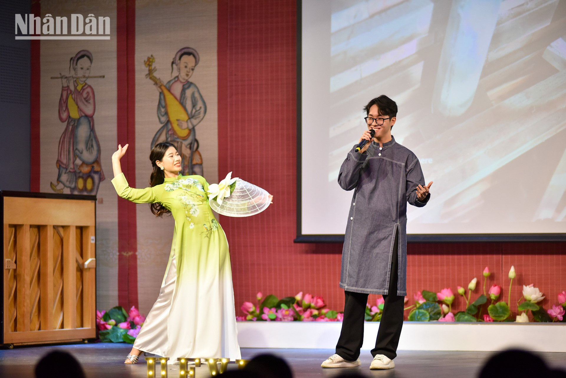 Las actuaciones en el evento están impregnadas de la identidad cultural vietnamita.