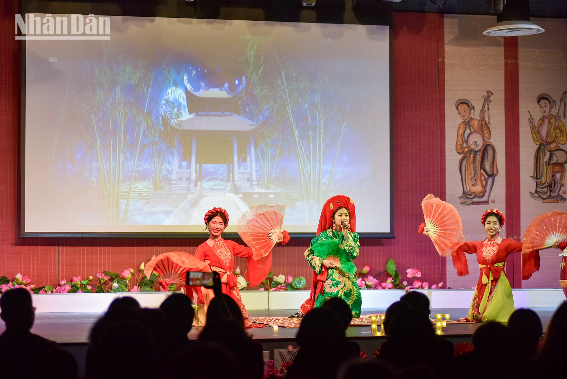 La gala sirve para consolidar la cohesión entre la comunidad estudiantil vietnamita y su apego hacia el país natal.