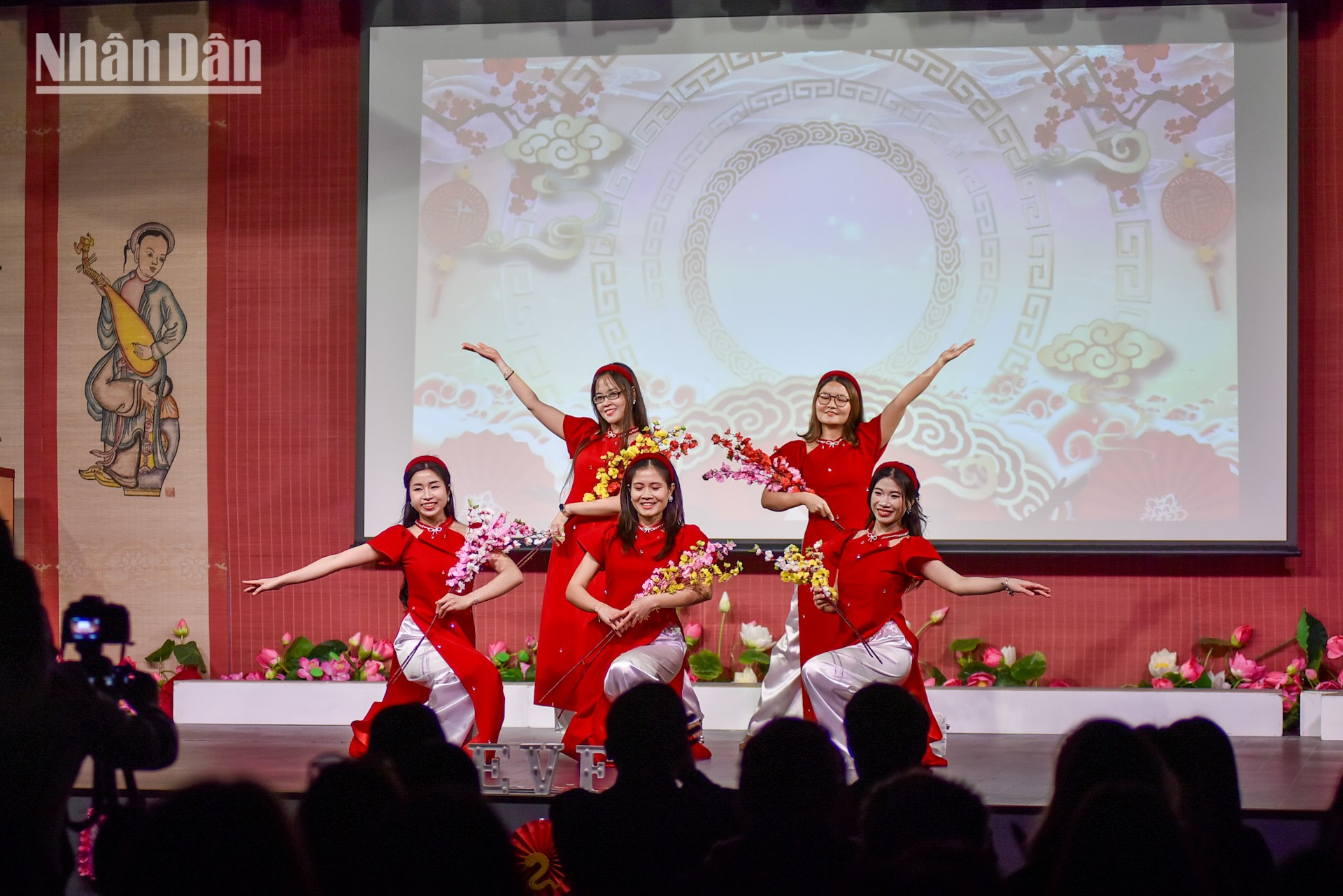 El evento ayuda a aliviar la nostalgia por casa de los jóvenes coterráneos, especialmente durante el Tet, tiempo de reunión familiar.