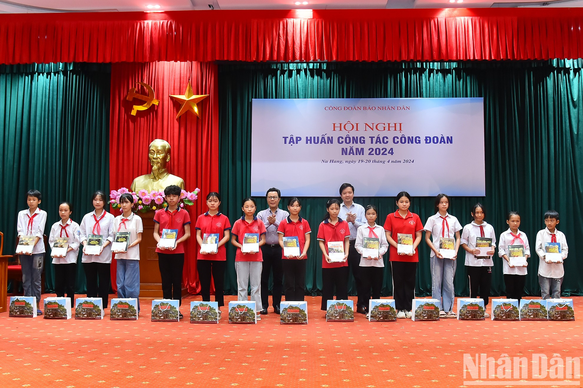 El jefe de Comunicación y Educación del Comité del Partido Comunista de Vietnam en el periódico Nhan Dan, Vu Mai Hoang, y el vicepresidente del Sindicato de Nhan Dan Ta Quang Dung, otorgan regalos a los menores de edad. El jefe de Comunicación y Educación del Comité del Partido Comunista de Vietnam en el periódico Nhan Dan, Vu Mai Hoang, y el vicepresidente del Sindicato de Nhan Dan Ta Quang Dung, otorgan regalos a los menores de edad.