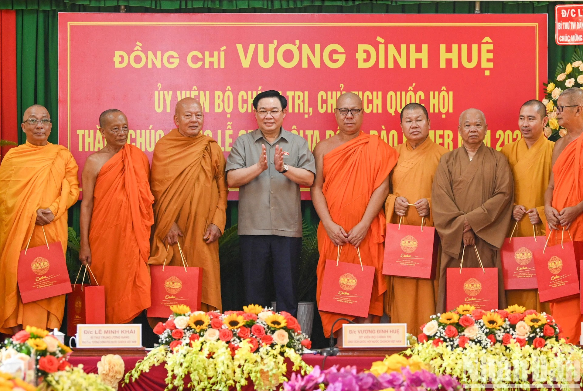 El presidente de la Asamblea Nacional entrega regalos a miembros de la Asociación.