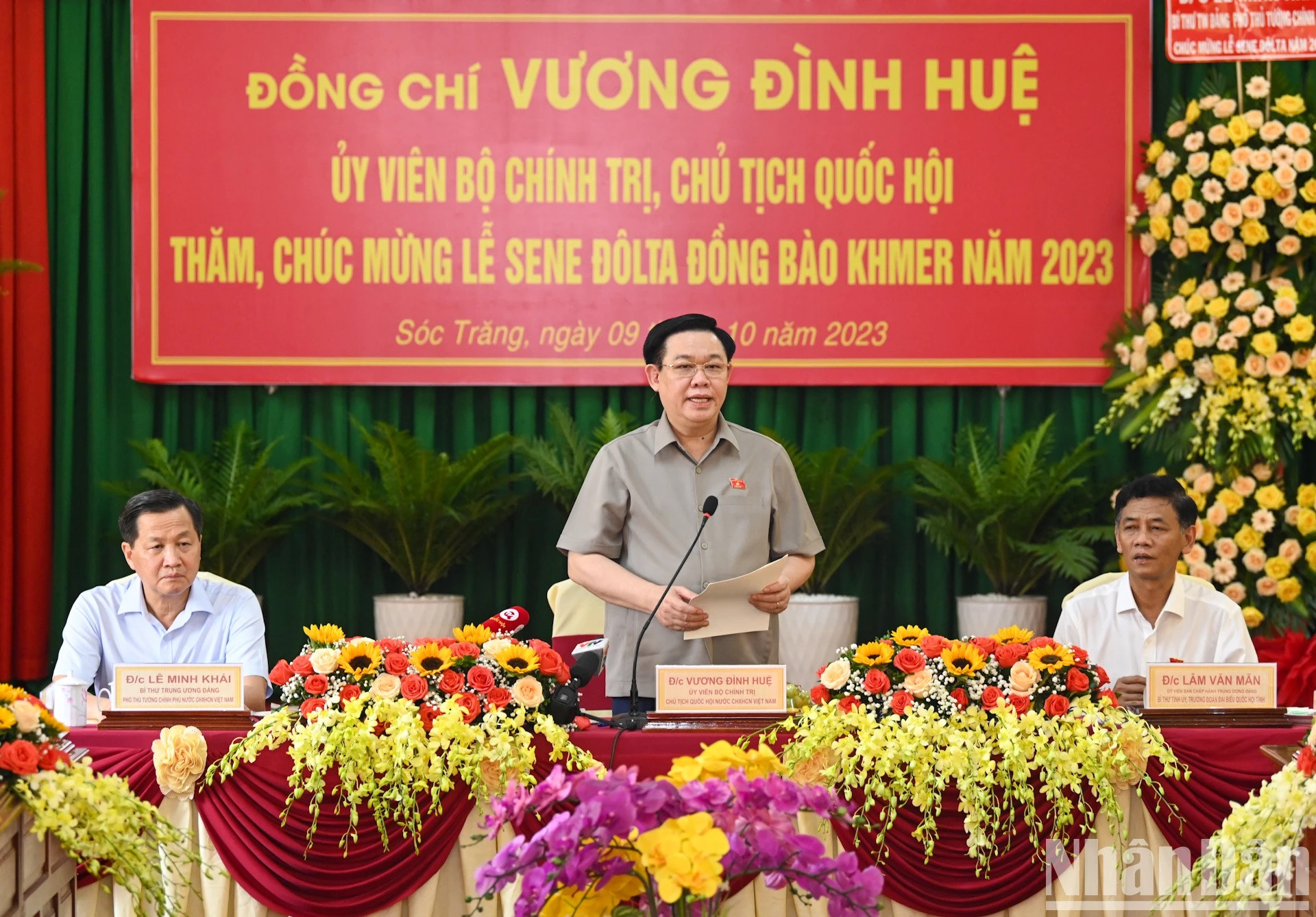 Dinh Hue transmite sus felicitaciones por el Festival de Sene Dolta de los jemeres a los representantes locales.