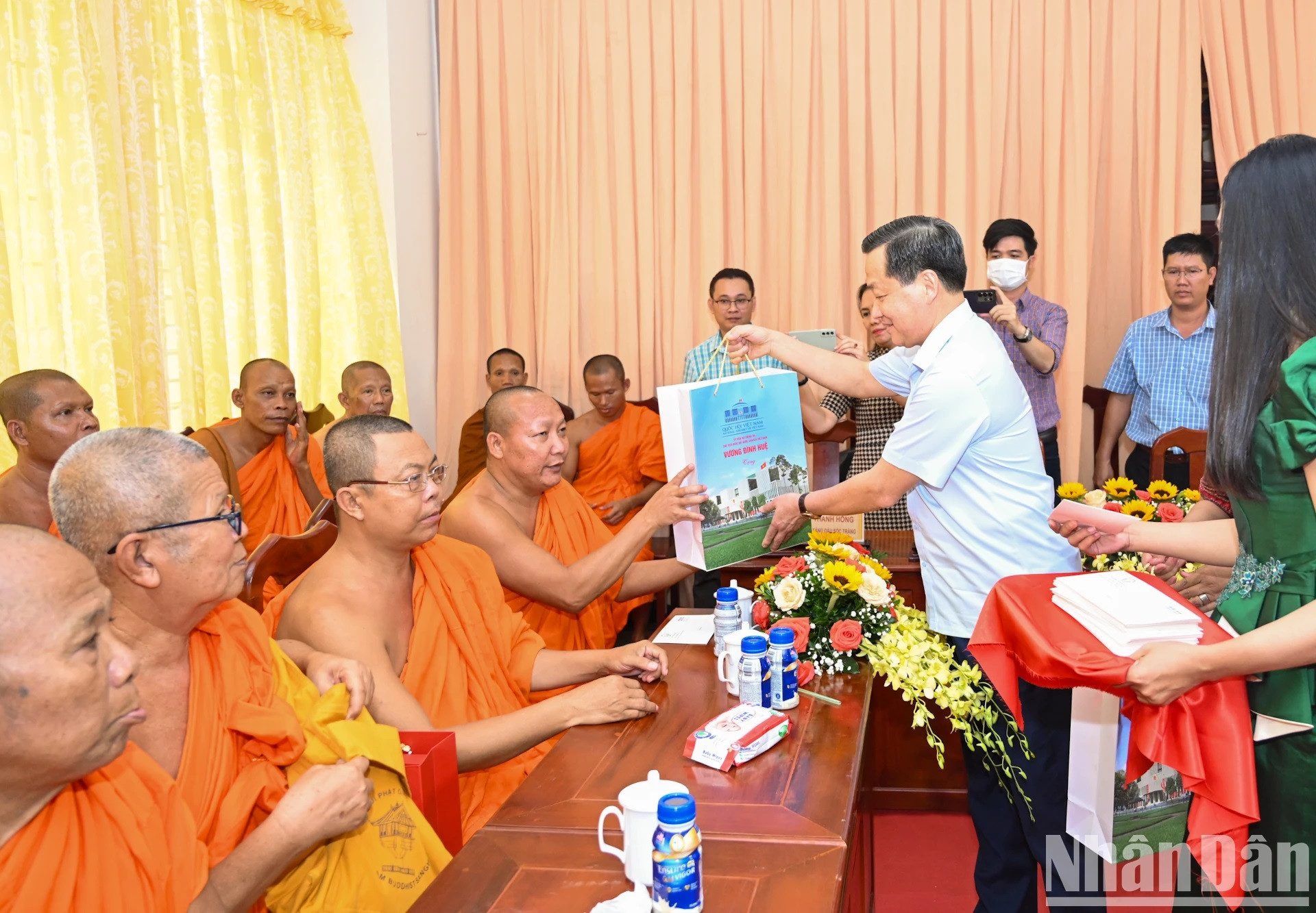 El vice primer ministro Le Minh Khai entrega regalos a dignatarios religiosos de Soc Trang.