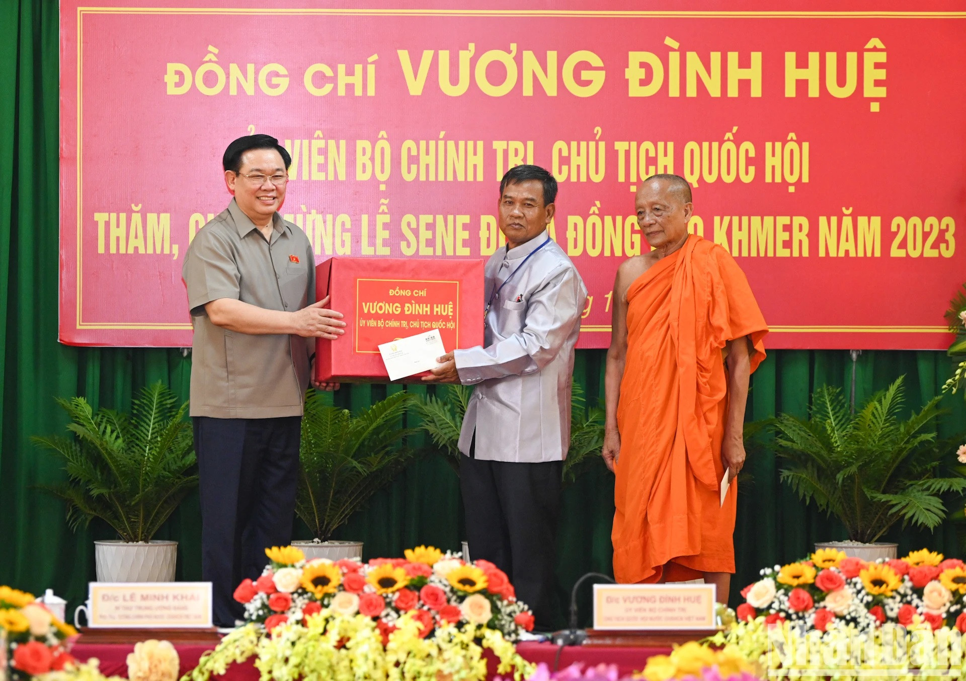 También otorga obsequios a la escuela de formación complementaria de Pali.