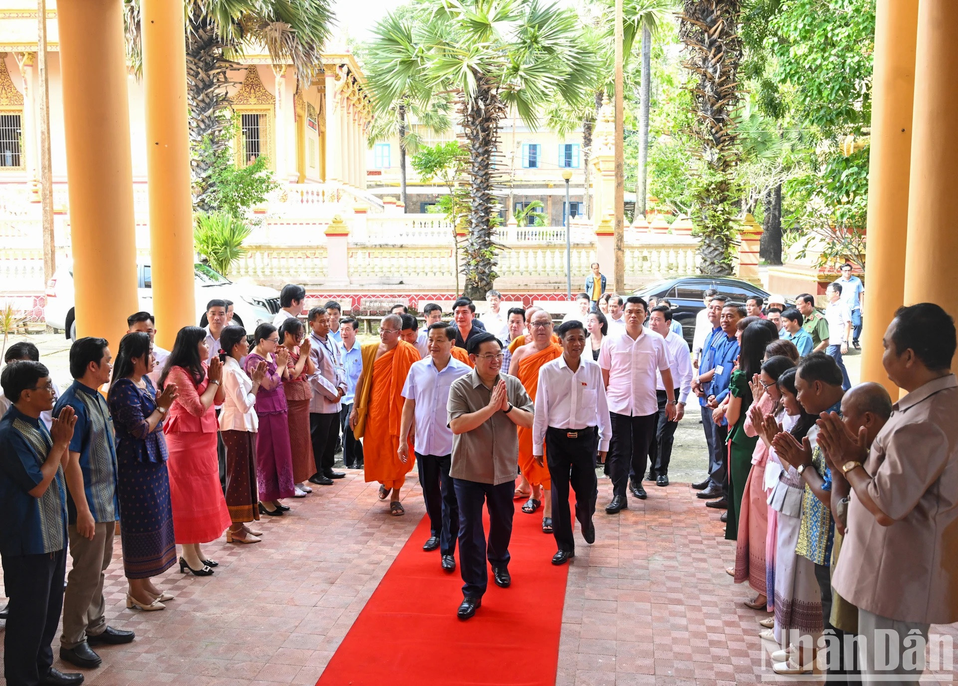 Reciben al dirigente miembros de las dos entidades.