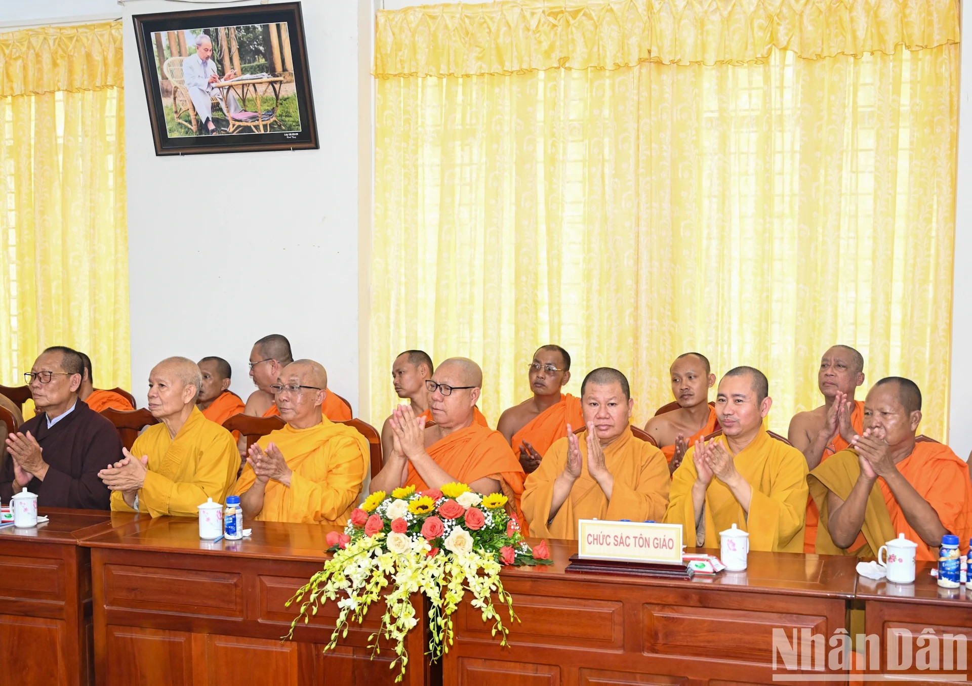 Los dignatarios y monjes en el encuentro.
