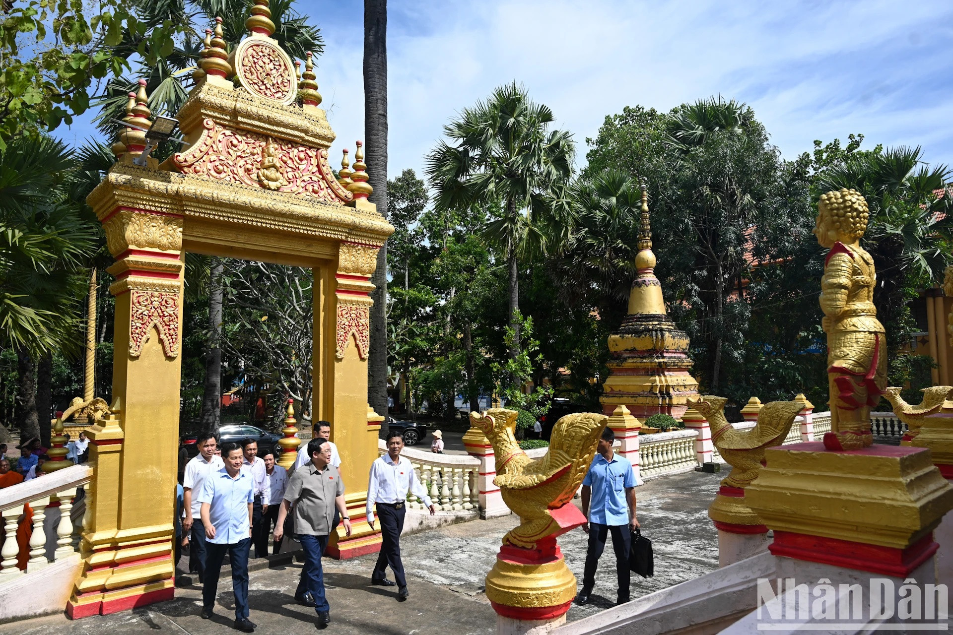 La delegación de Dinh Hue visita la pagoda jemer de Khleang.