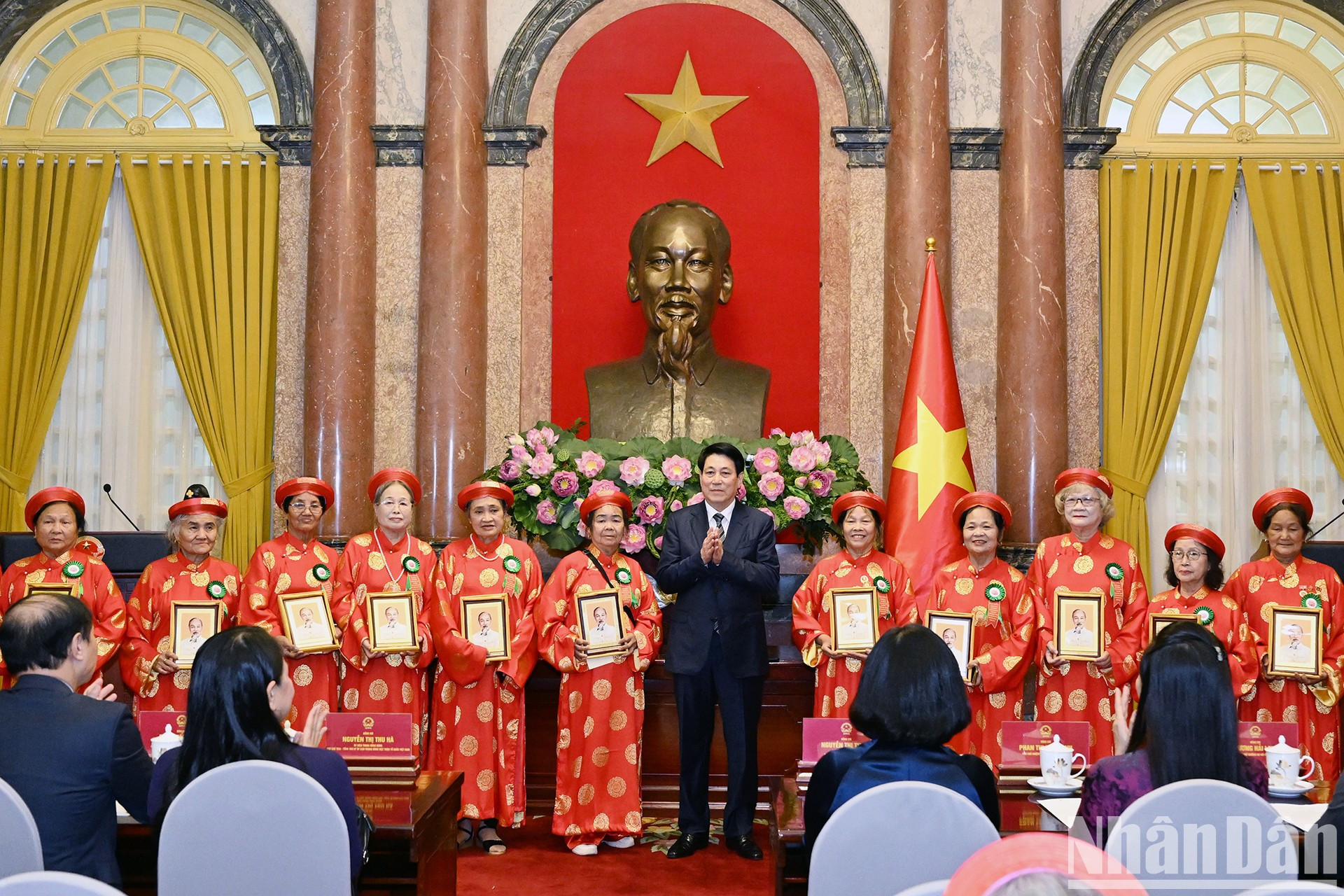 El dirigente entrega regalos a las delegadas. El dirigente entrega regalos a las delegadas.