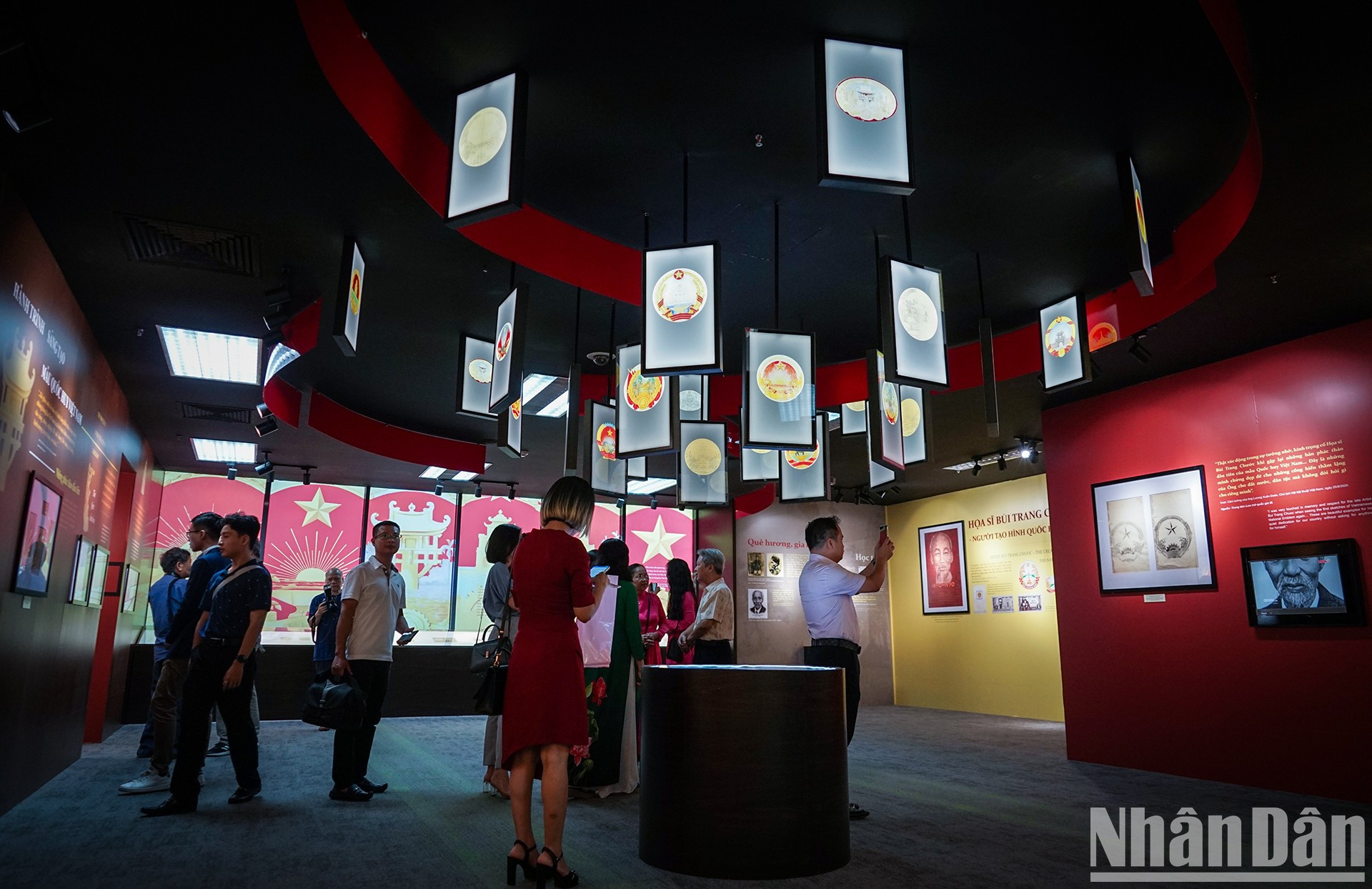 Sobre un recinto de 150 metros cuadrados, la exposición presenta casi 200 objetos, textos y fotos reveladores de la vida y obra de Bui Trang Chuoc, el primer dibujante vietnamita de sellos postales en Indochina. En 1953 se le encargó el diseño del certificado de mérito y las condecoraciones del Gobierno, además de participar en un concurso de creación de escudos nacionales. Sobre un recinto de 150 metros cuadrados, la exposición presenta casi 200 objetos, textos y fotos reveladores de la vida y obra de Bui Trang Chuoc, el primer dibujante vietnamita de sellos postales en Indochina. En 1953 se le encargó el diseño del certificado de mérito y las condecoraciones del Gobierno, además de participar en un concurso de creación de escudos nacionales.