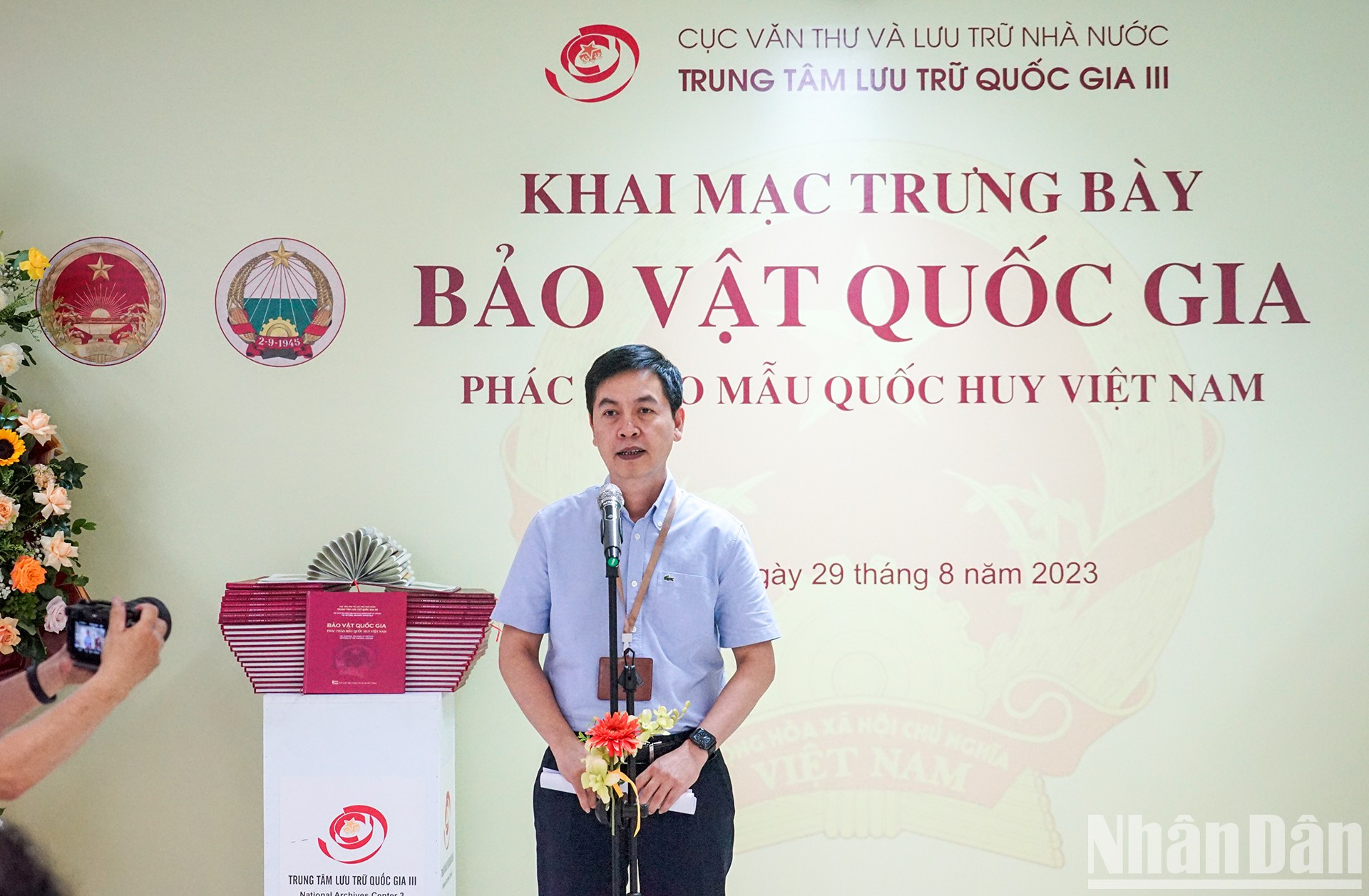 El director del Departamento de Registros Estatales y Archivos, Dang Thanh Tung, interviene en la inauguración de la exposición, el 29 de agosto. El director del Departamento de Registros Estatales y Archivos, Dang Thanh Tung, interviene en la inauguración de la exposición, el 29 de agosto.