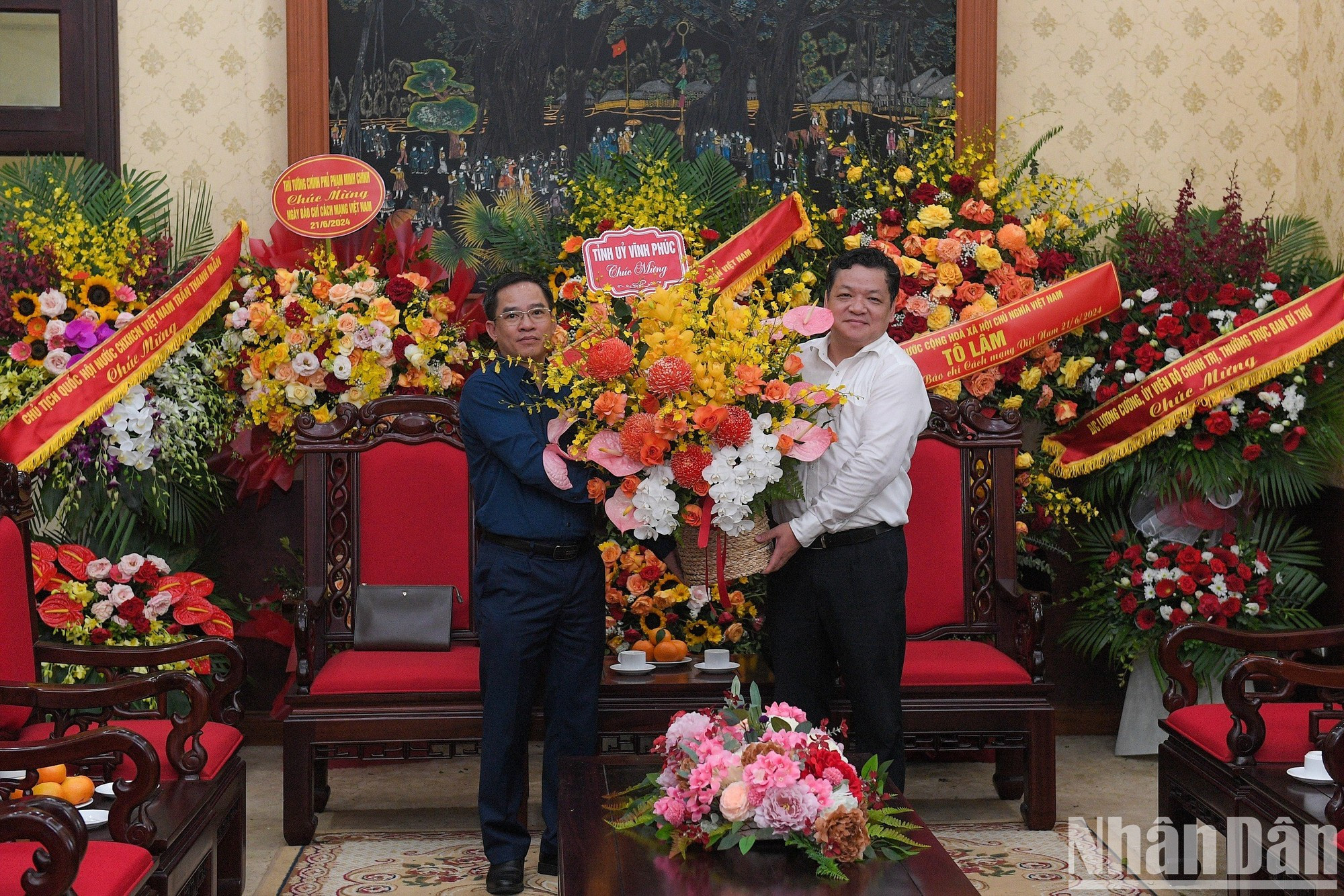 Las felicitaciones vienen también del Comité del Partido en la provincia norteña de Vinh Phuc,... Las felicitaciones vienen también del Comité del Partido en la provincia norteña de Vinh Phuc,...